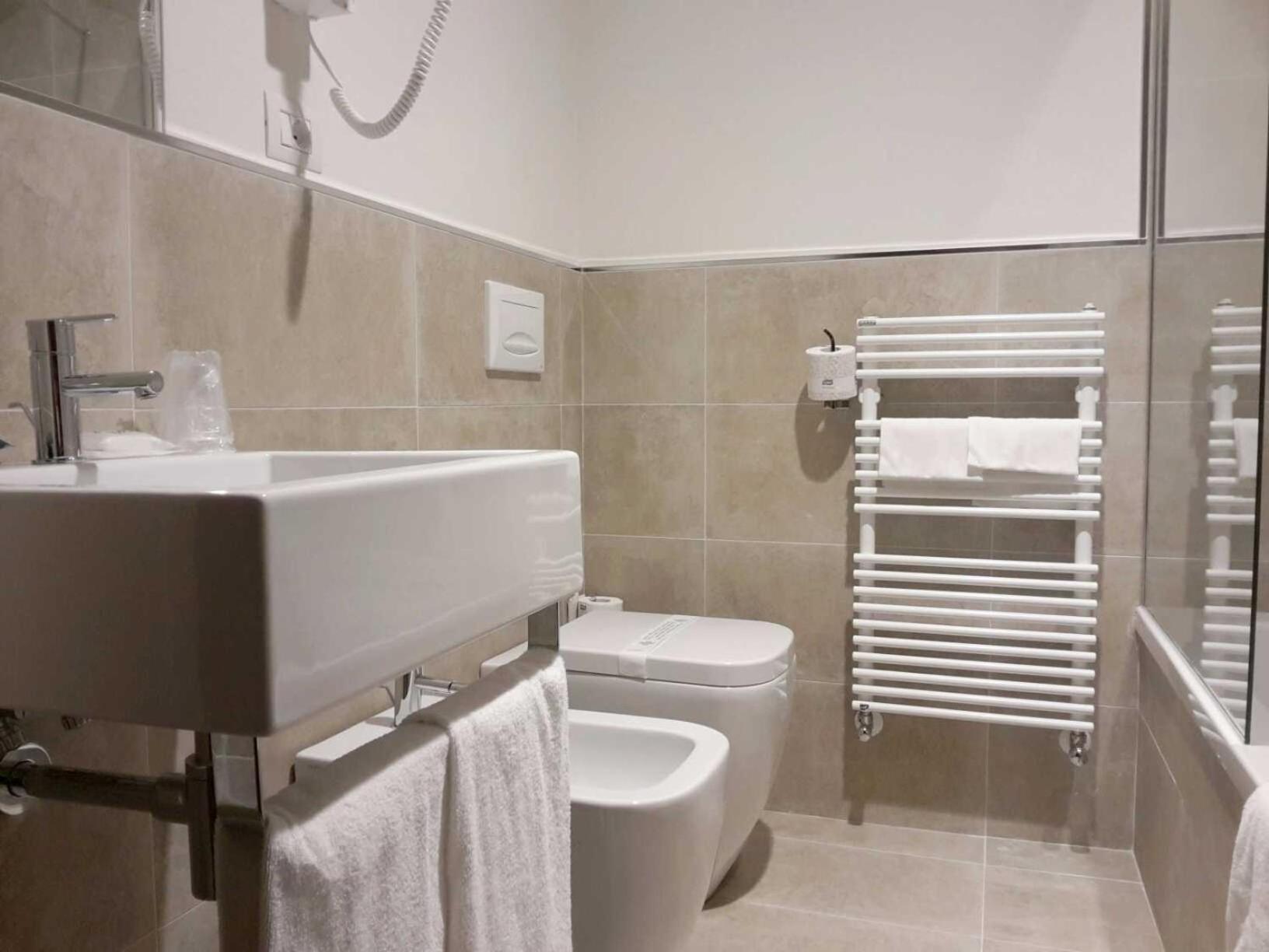 Standard Twin Room - Photo 9
