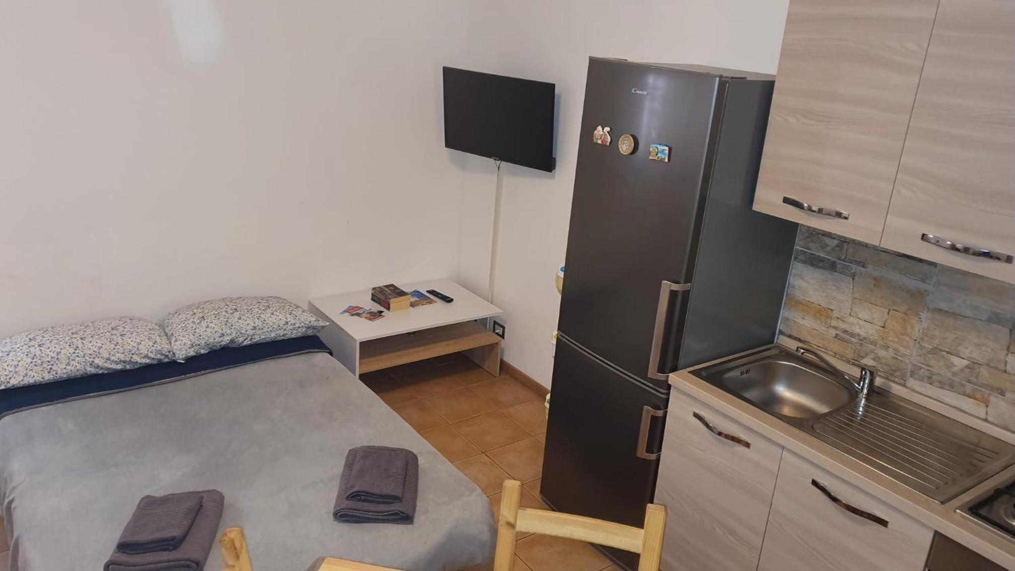 One-Bedroom House - Photo 6
