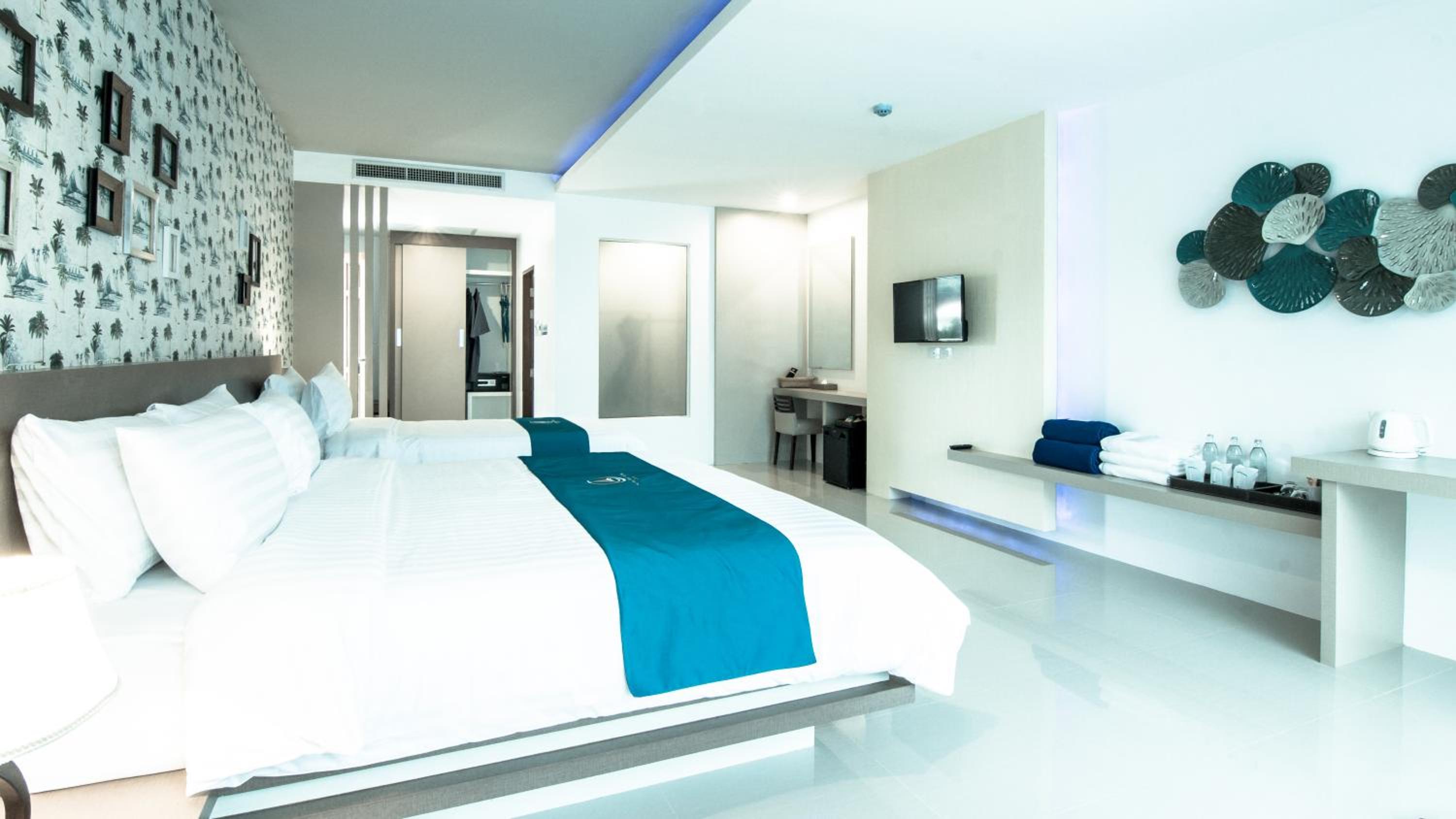 Deluxe Double Room with Pool Access - Photo 9