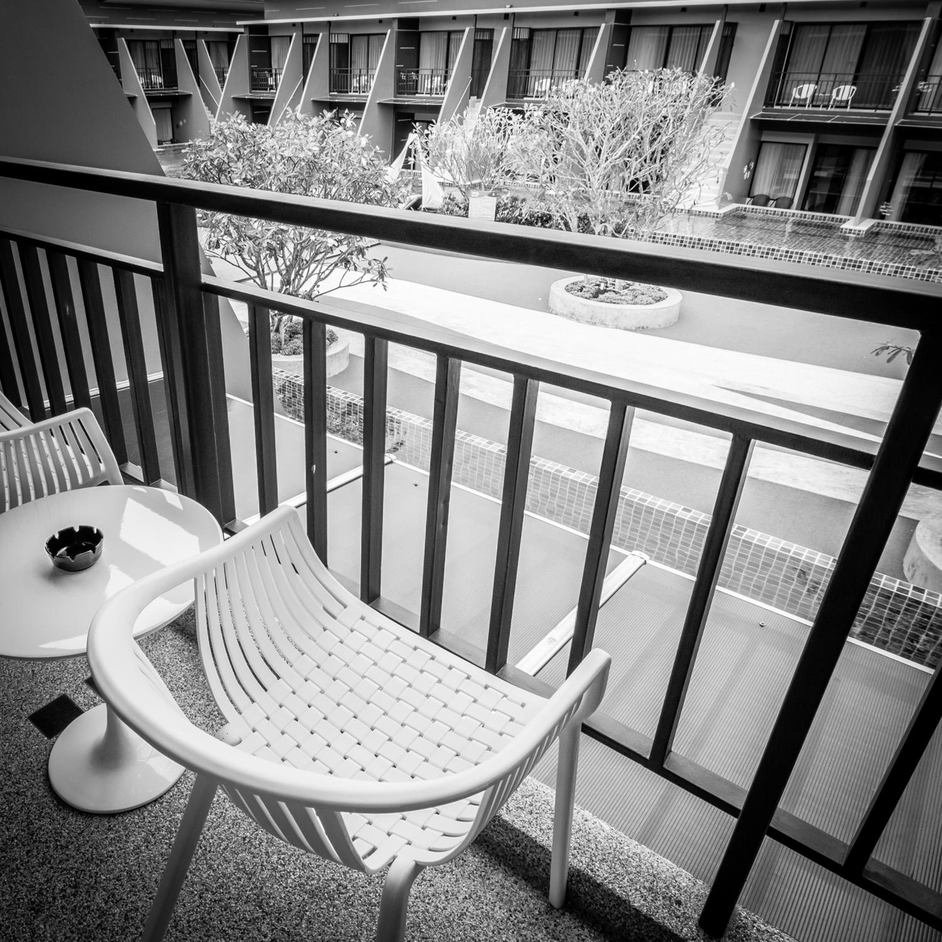 Superior Twin or Double Room with Pool View - Photo 8
