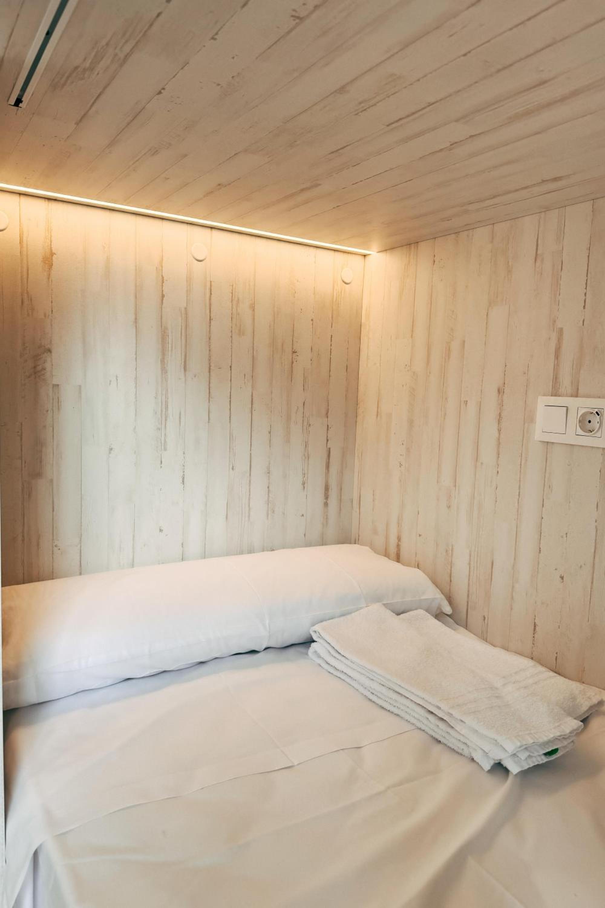 Cama individual en habitación compartida femenina de 8 camas