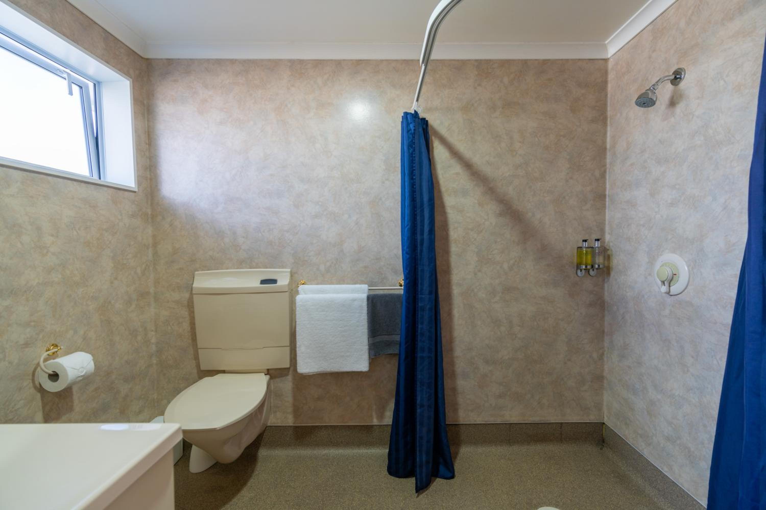 One-Bedroom Apartment - Photo 7