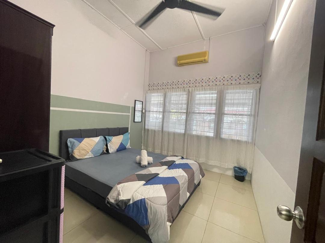 Three-Bedroom House photo 3