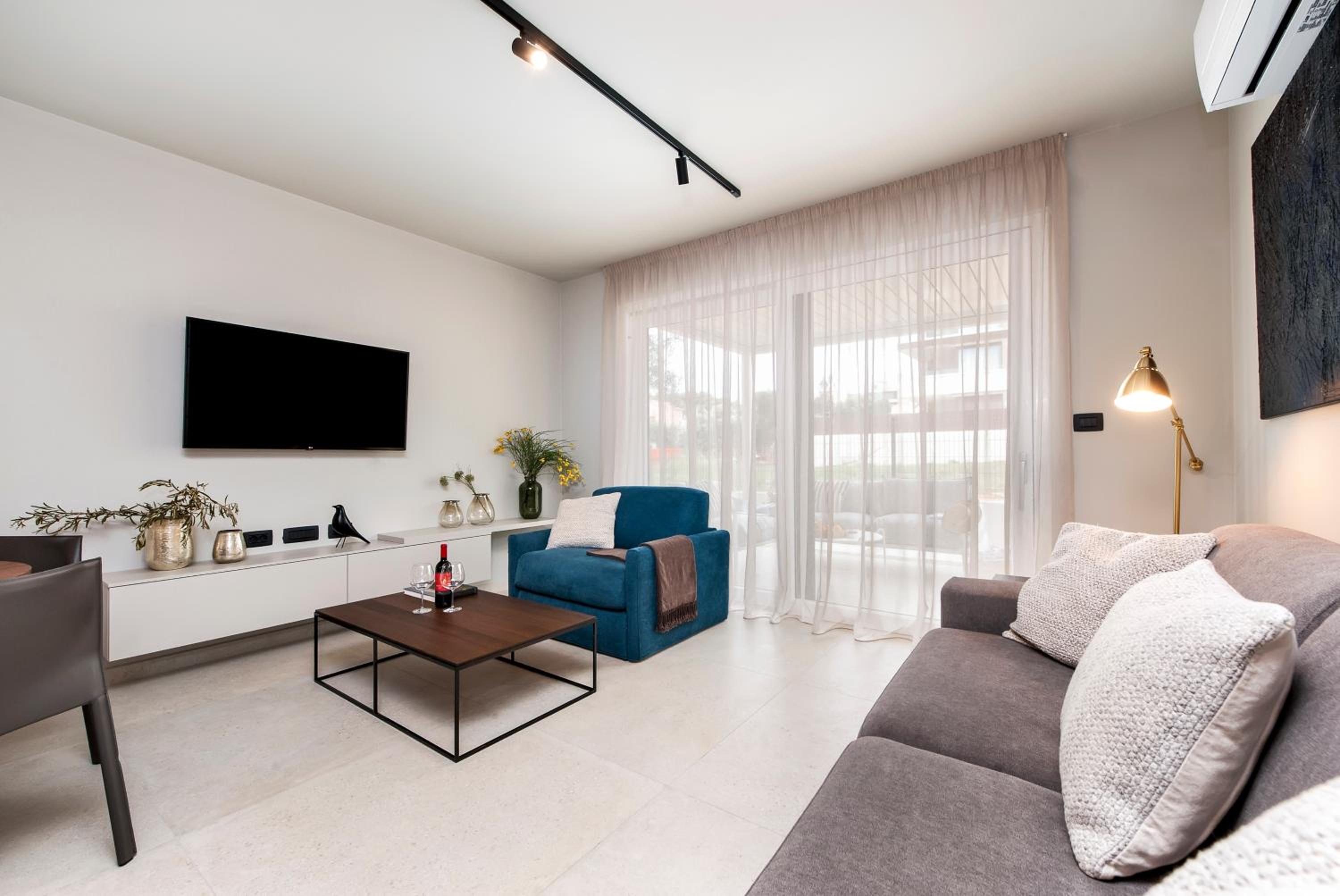 Deluxe One-Bedroom Apartment with Garden View photo 3