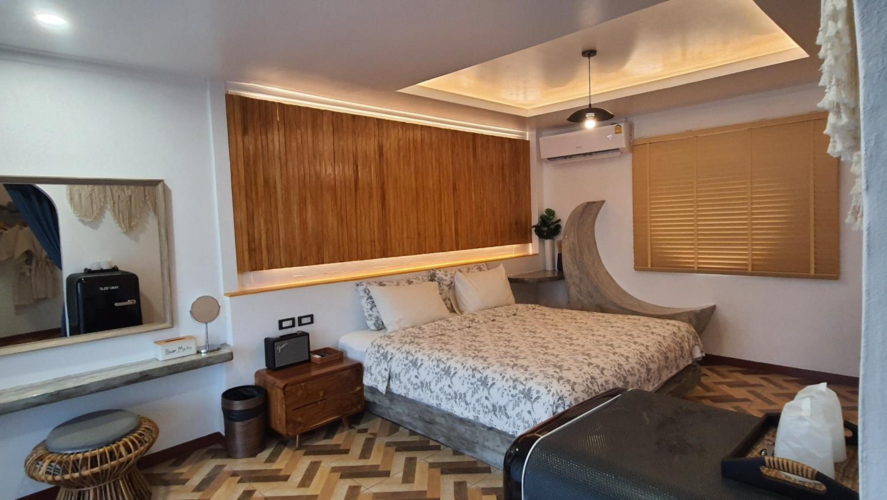 Suite with Hot Tub - Photo 1