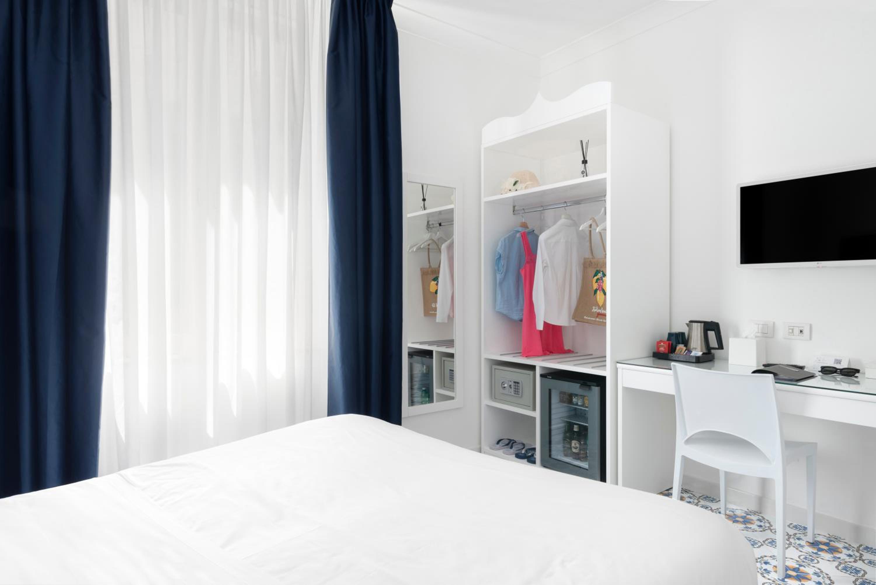 Classic Double Room with Small Double Bed photo 3