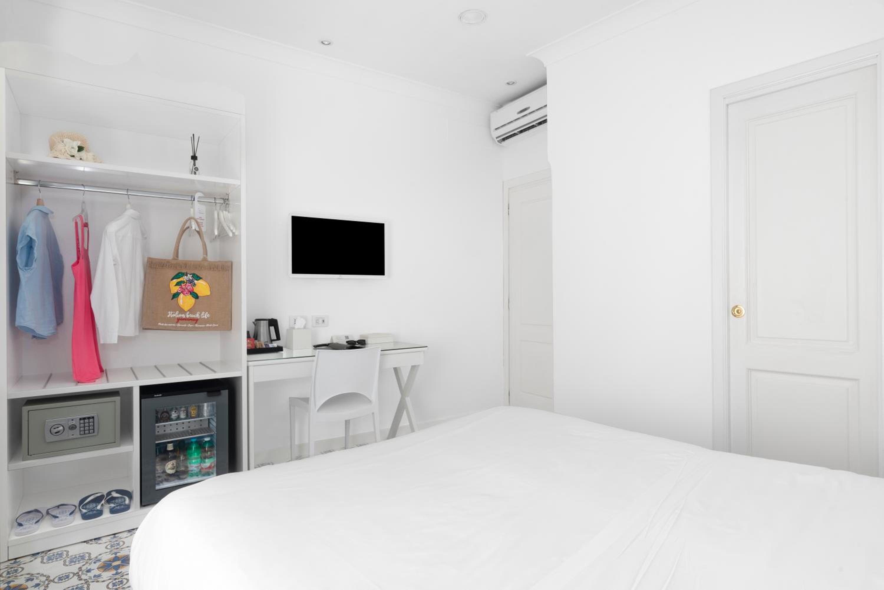Classic Double Room with Small Double Bed photo 2