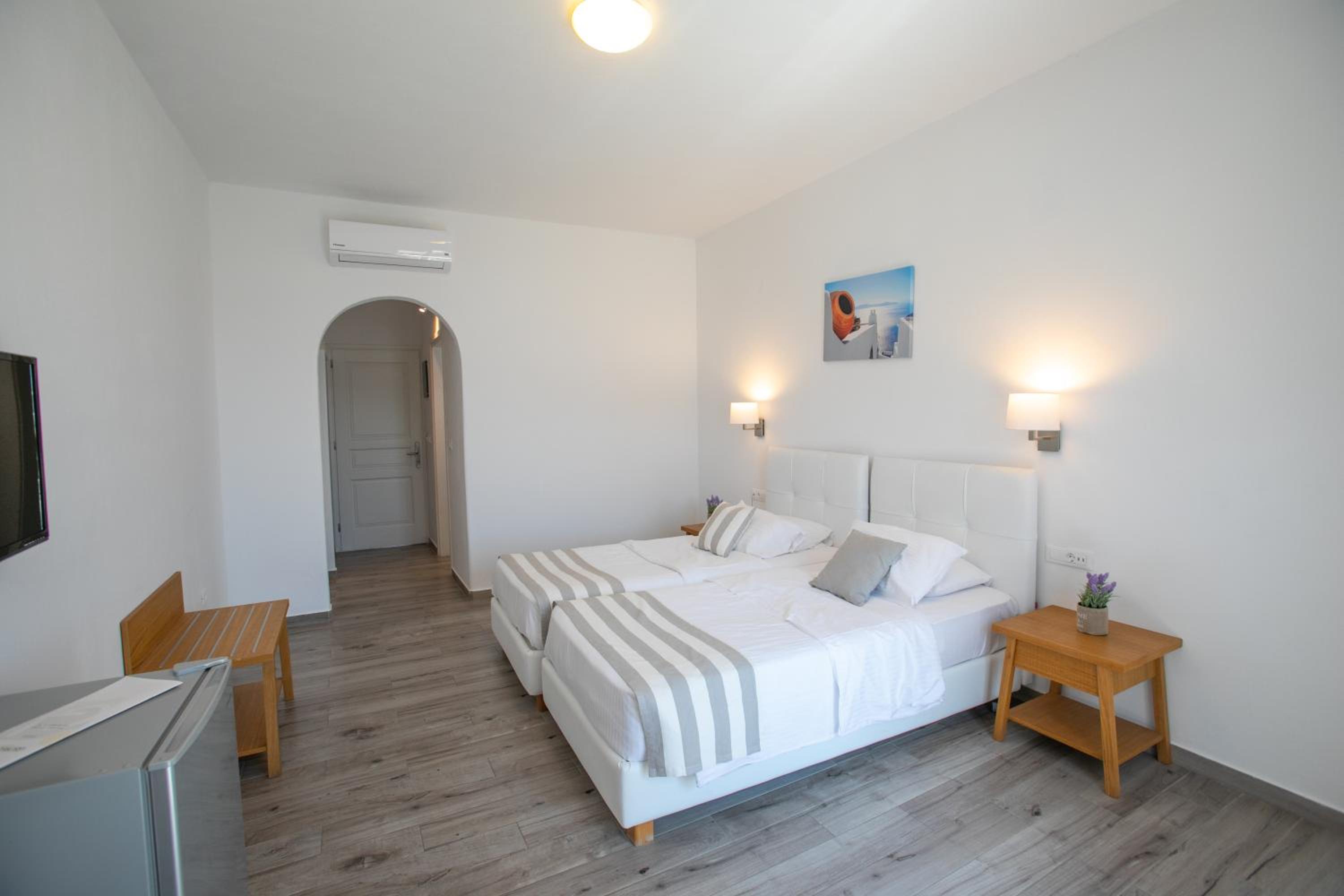 Double or Twin Room with Side Sea View - Photo 9