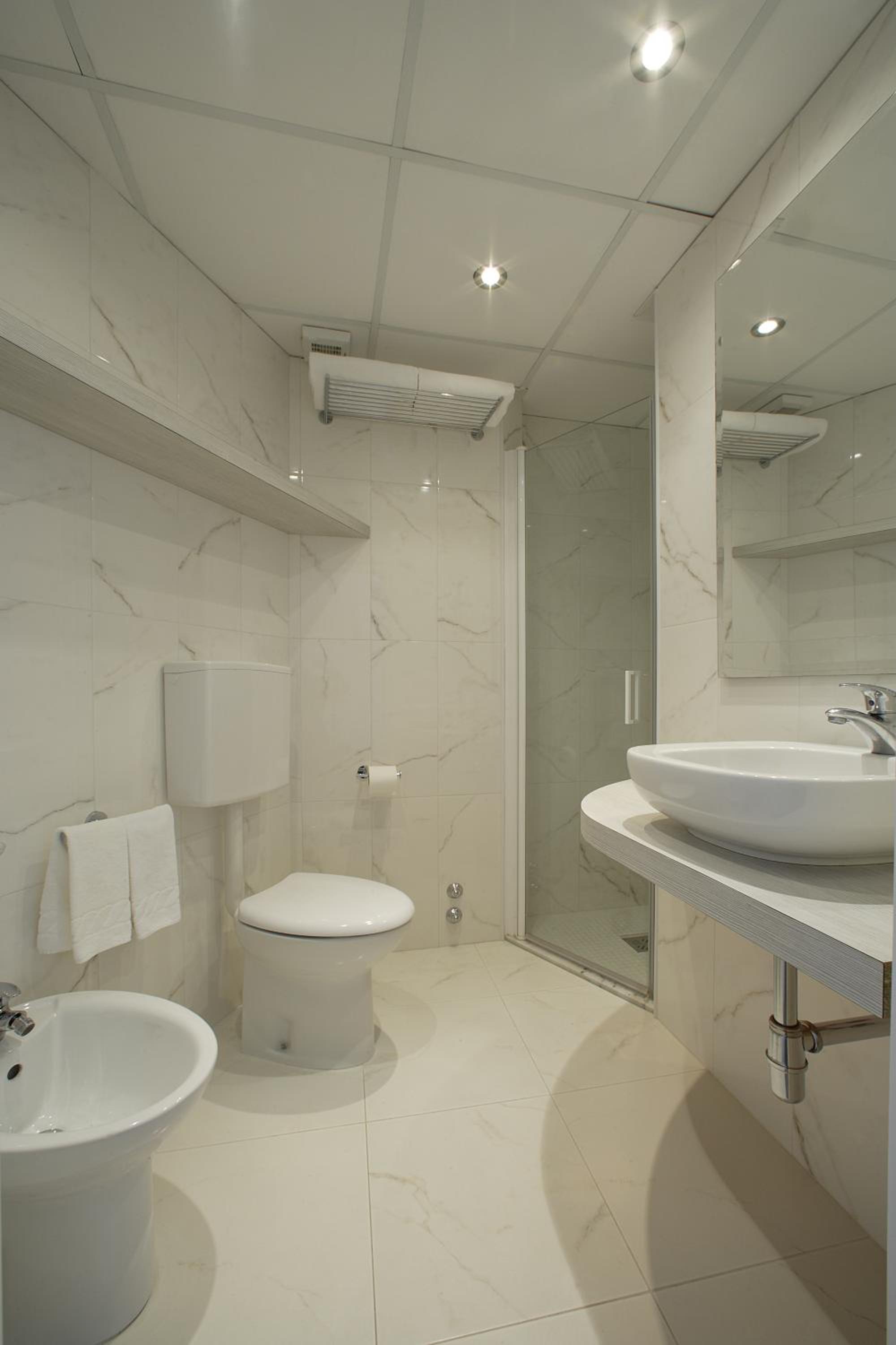 Double or Twin Room with Partial Sea View - Photo 4