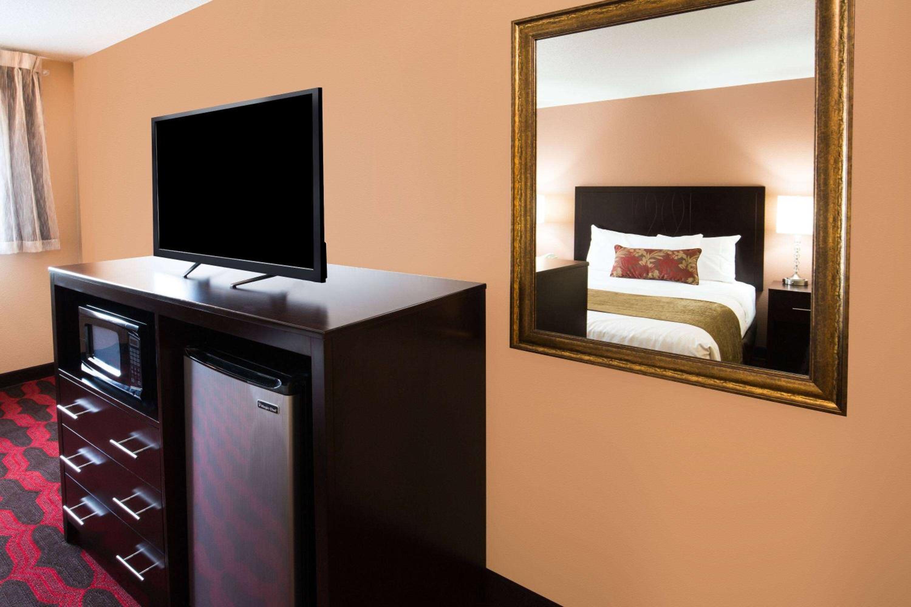 Queen Room with Two Queen Beds - Non-Smoking photo 1