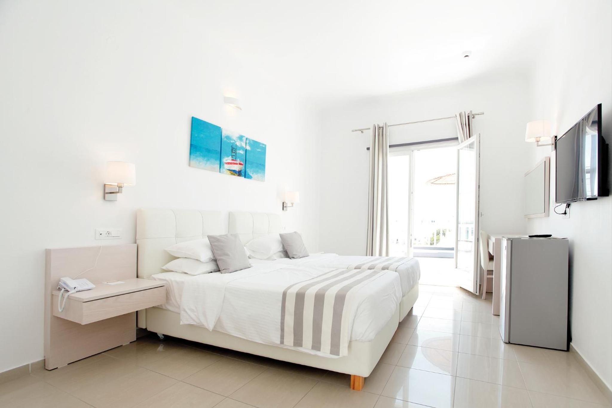 Double or Twin Room with Side Sea View - Photo 10