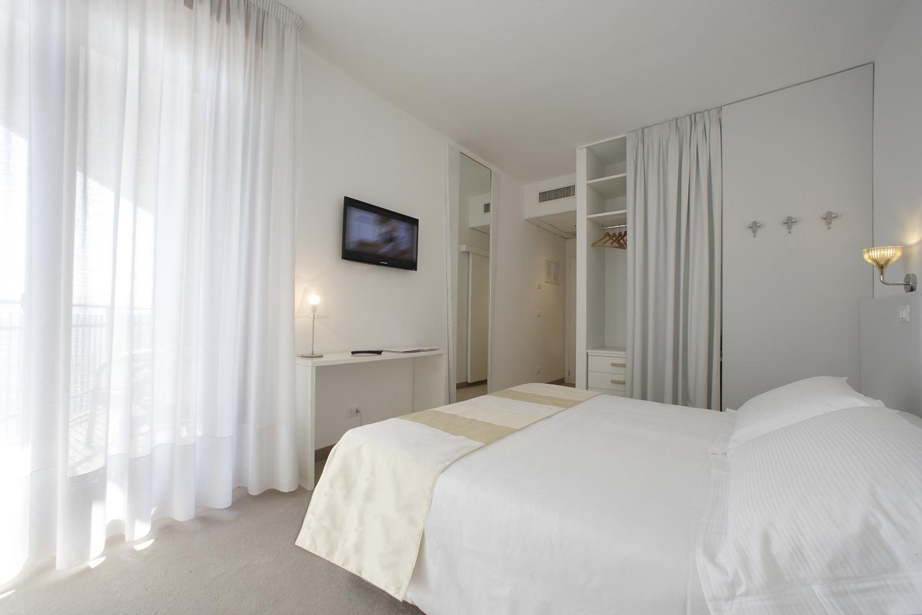 Double or Twin Room with Sea View - Photo 5