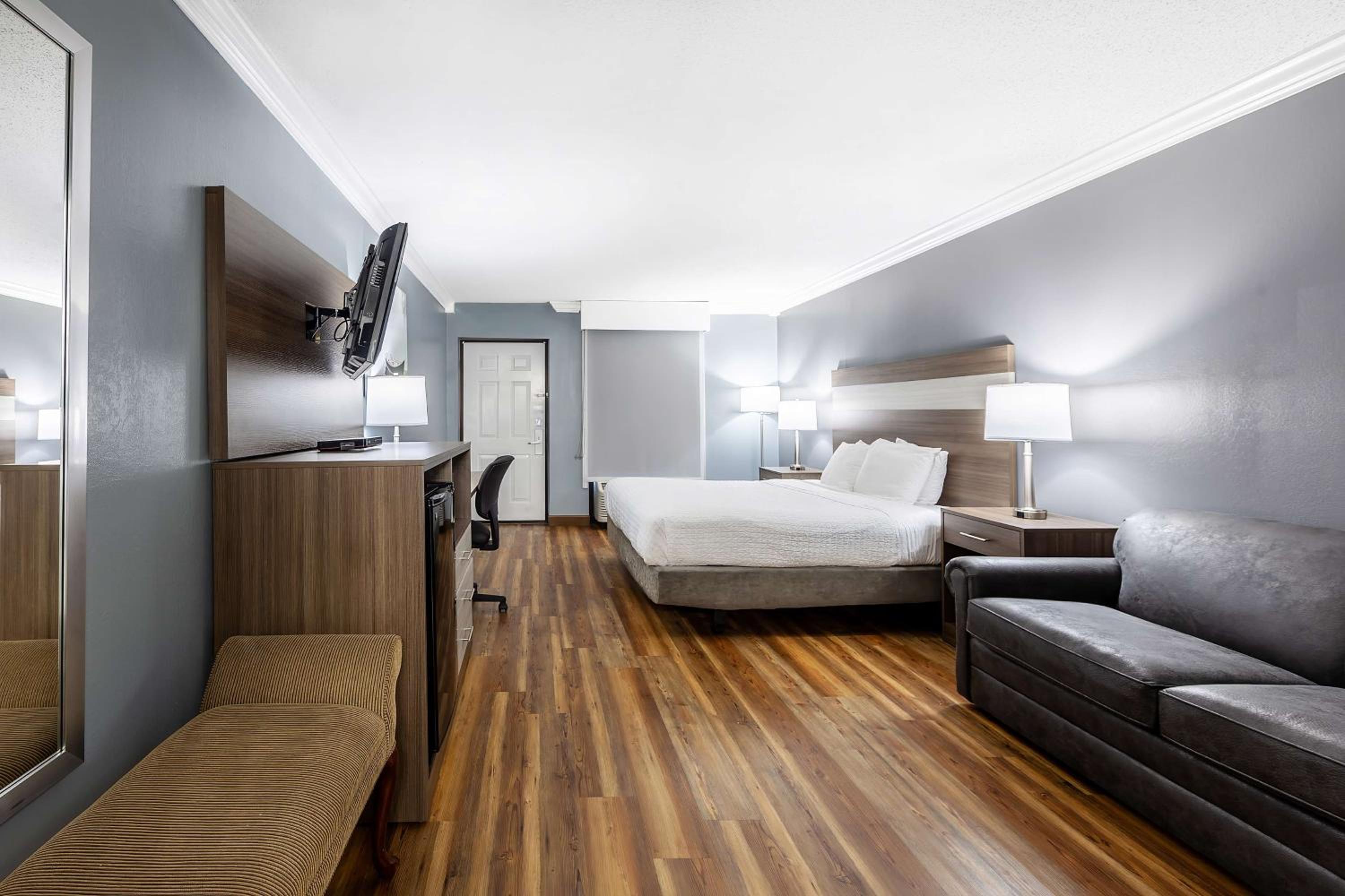 King Room With Sofa Bed - Non-Smoking photo 1
