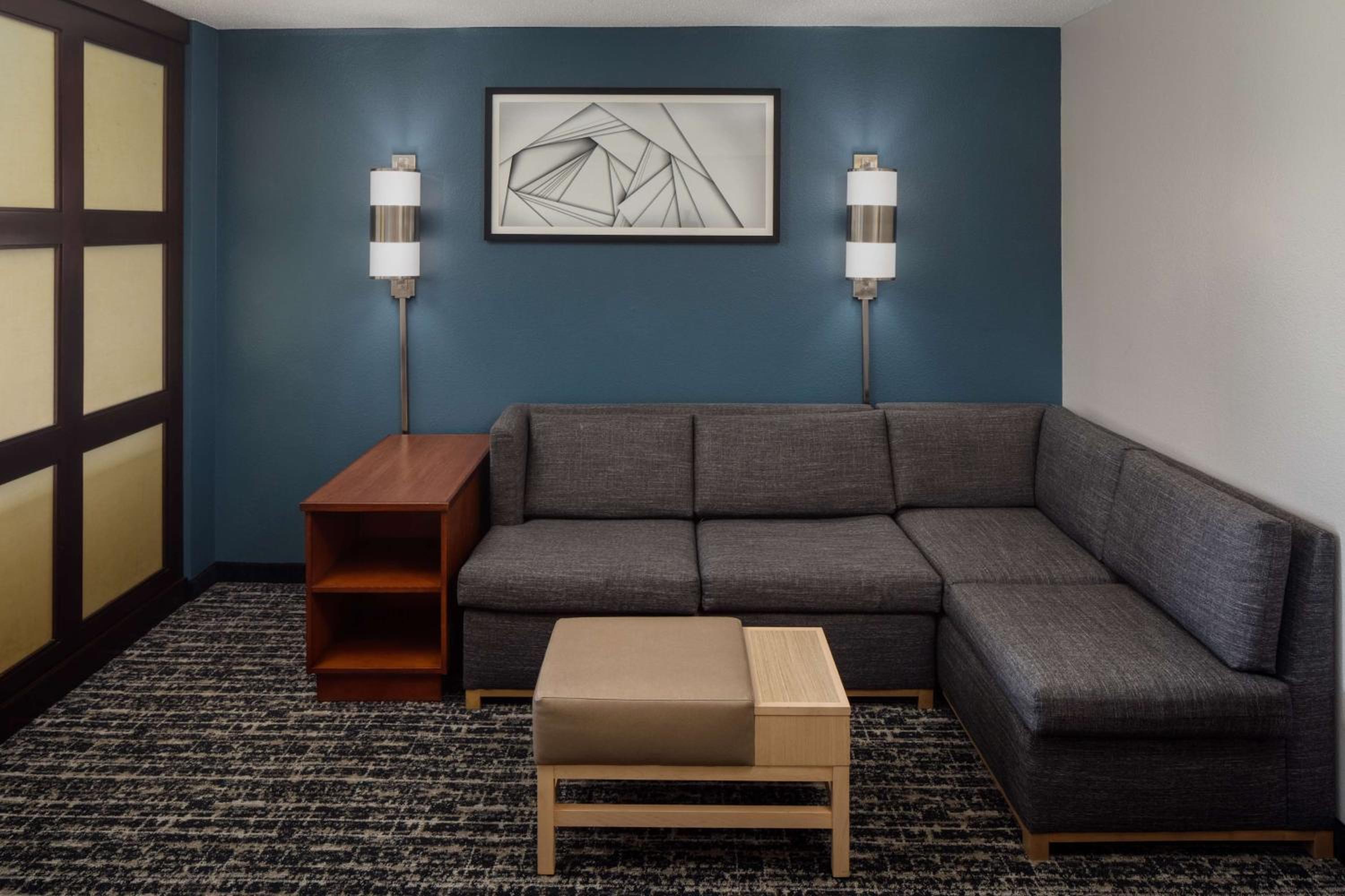 Queen Room with Two Queen Beds and Sofa Bed - High Floor - Photo 3
