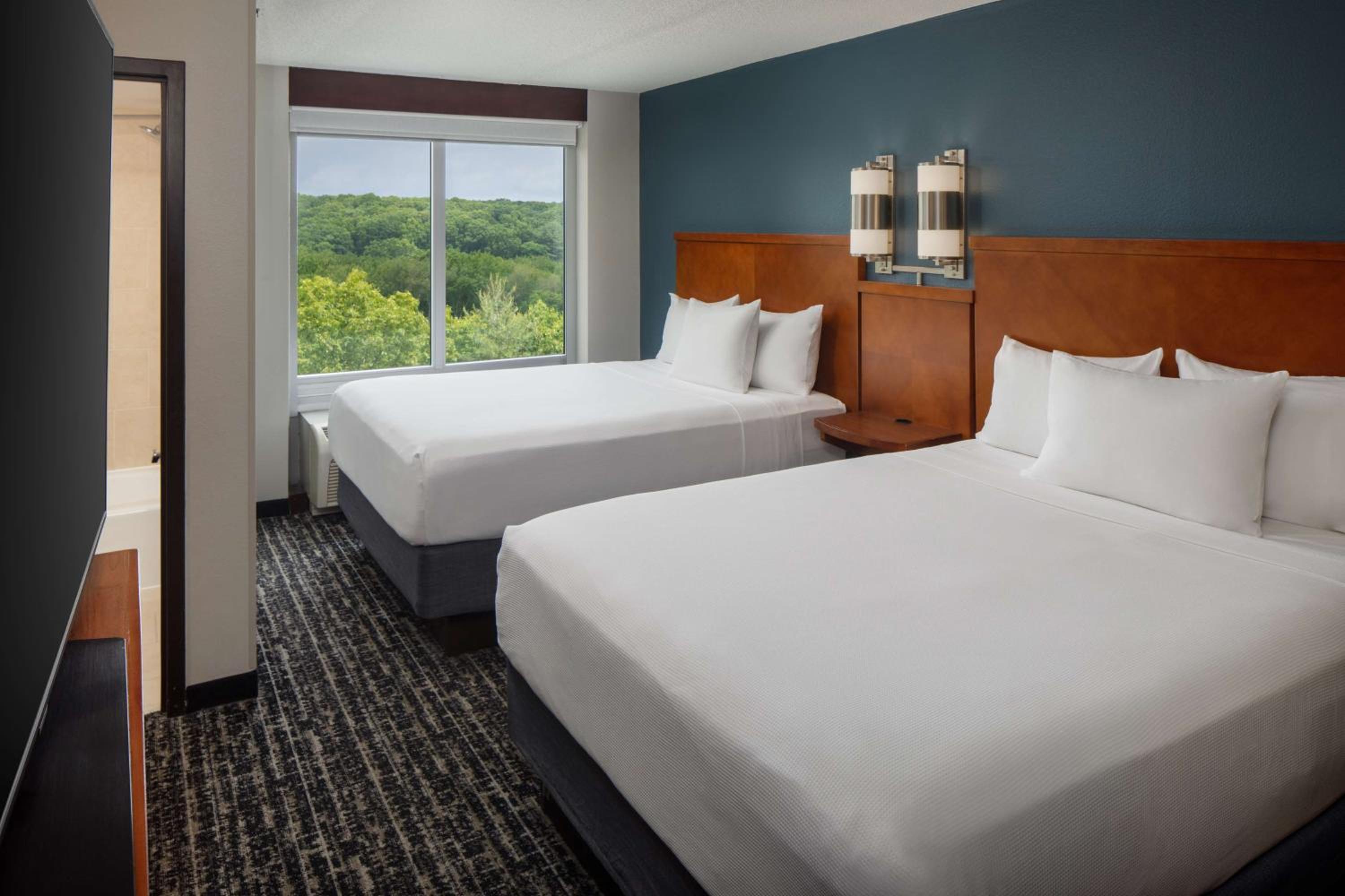 Queen Room with Two Queen Beds and Sofa Bed - High Floor - Photo 1