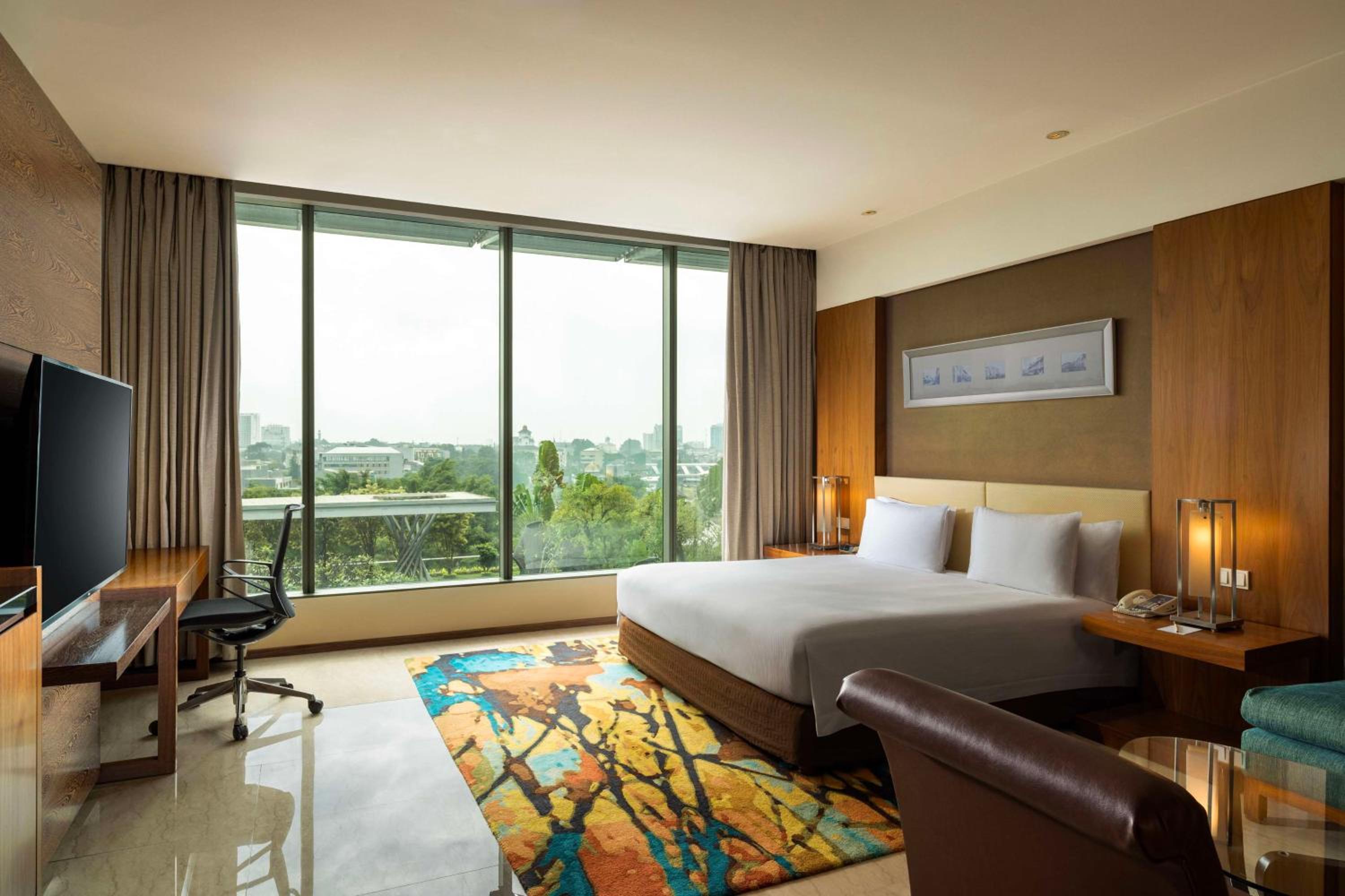 Queen Deluxe Room with Panoramic View thumbnail 5