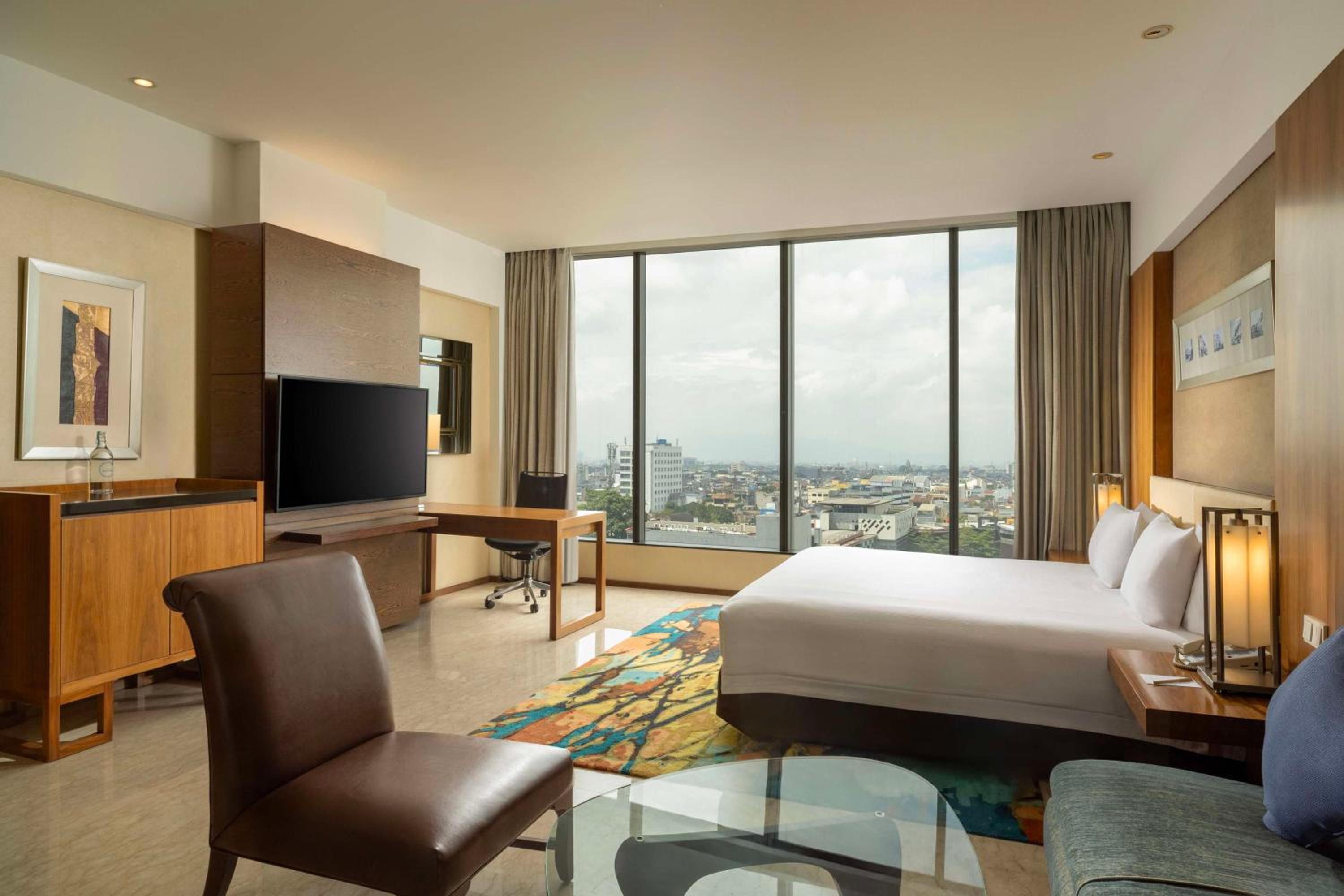 Deluxe King Room with City View - Photo 4