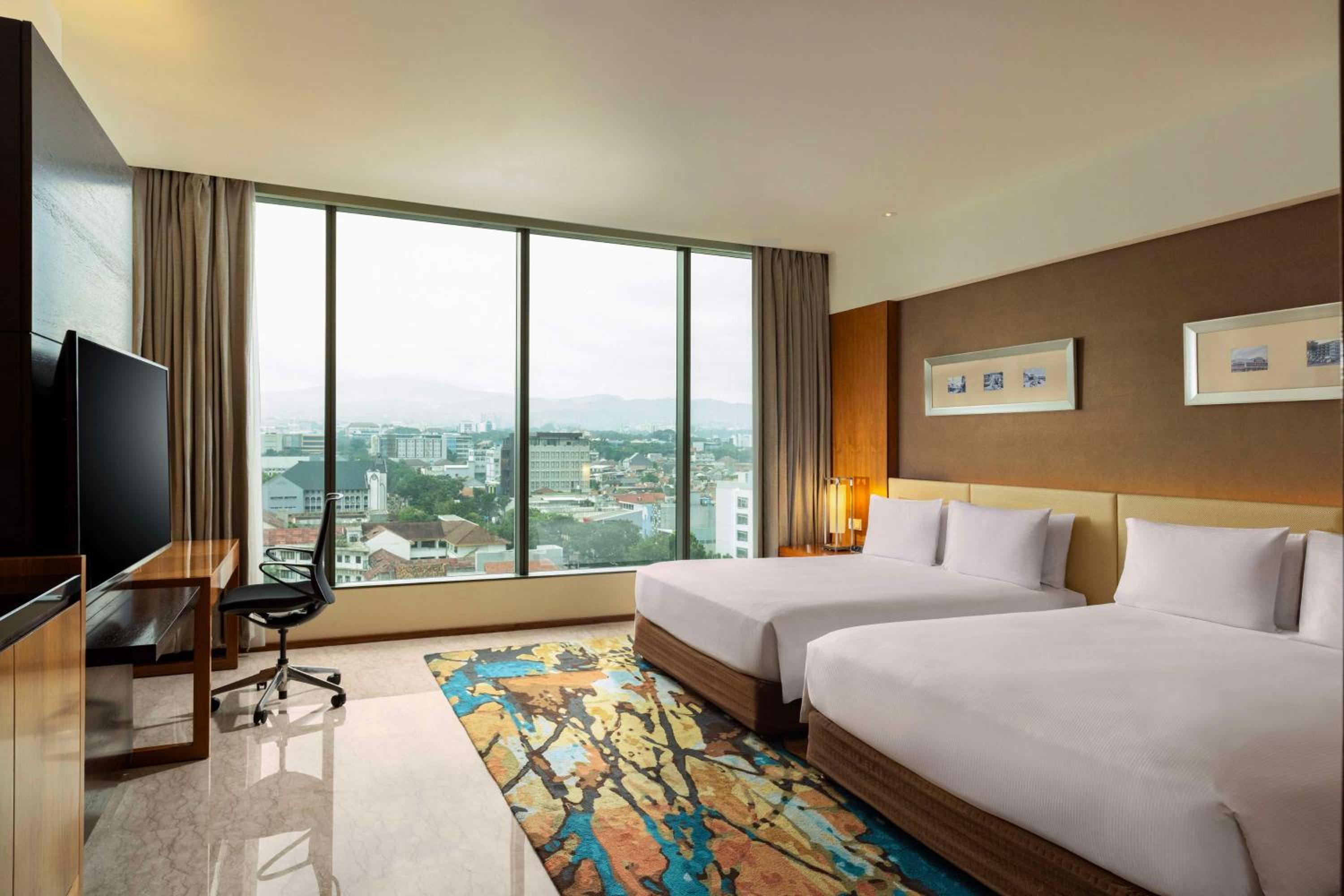 Queen Deluxe Room with Panoramic View - Photo 2