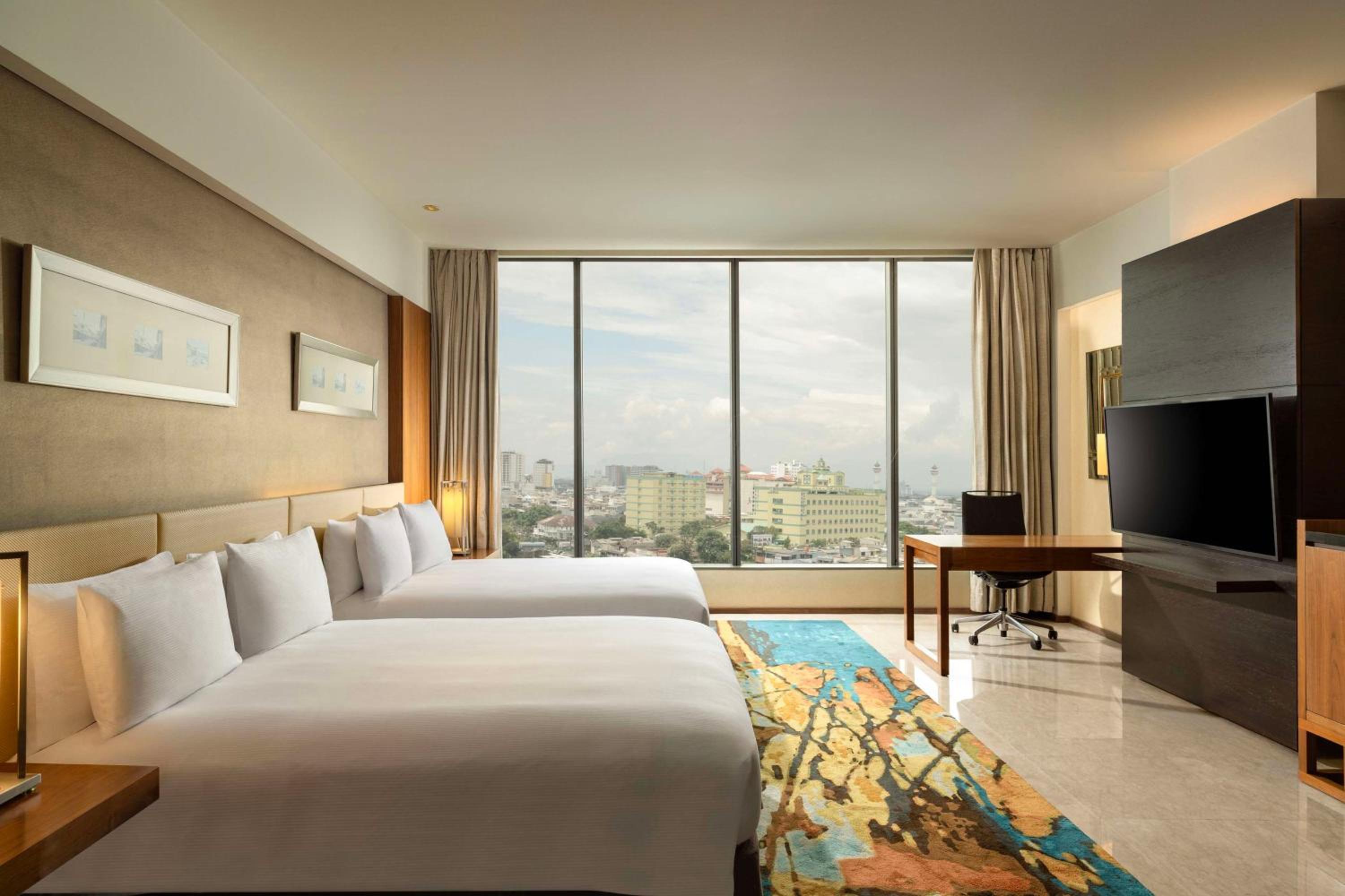 Deluxe Queen Room with City View - Photo 4