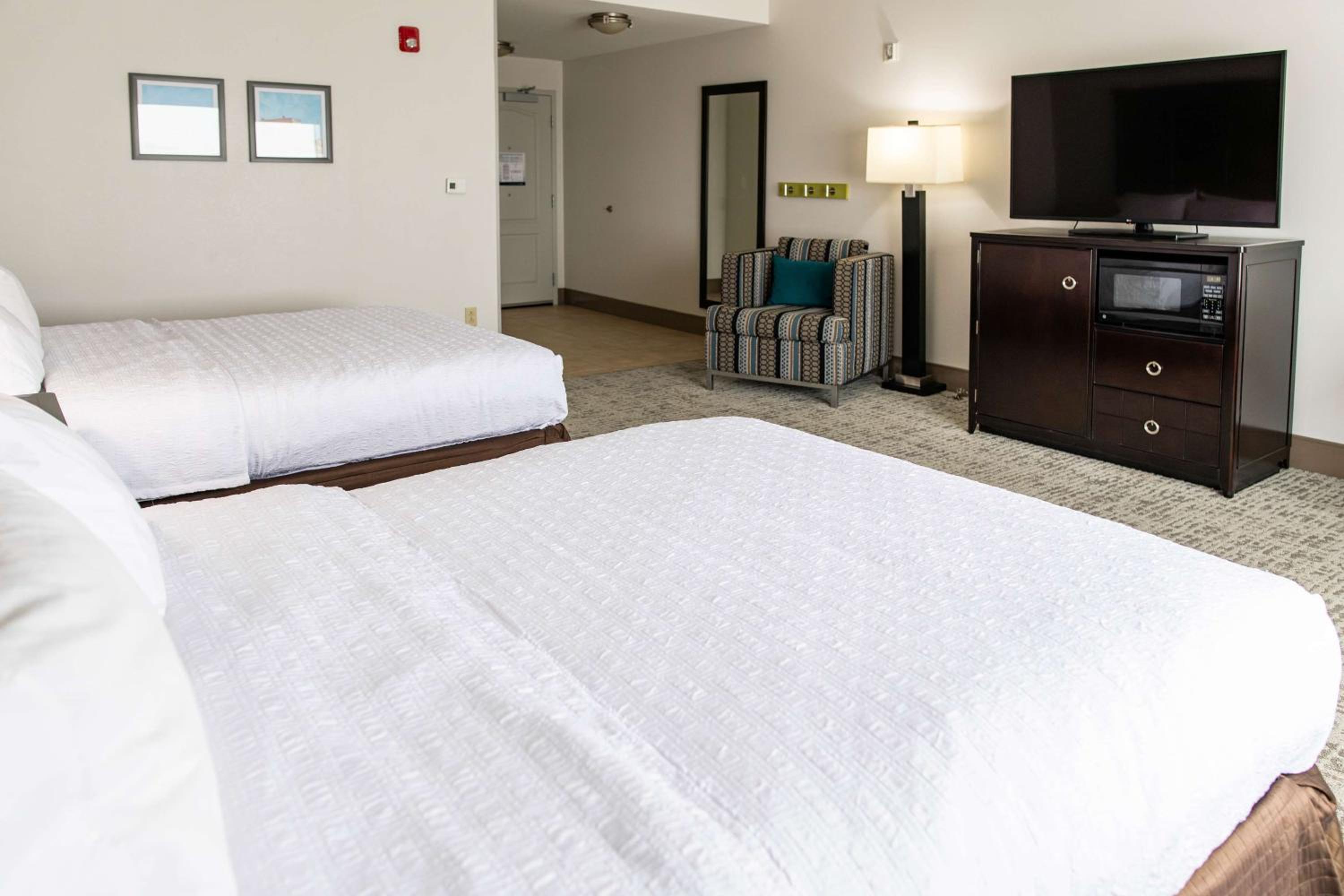 Queen Room with Two Queen Beds - Hearing Access/Non-Smoking - Photo 1