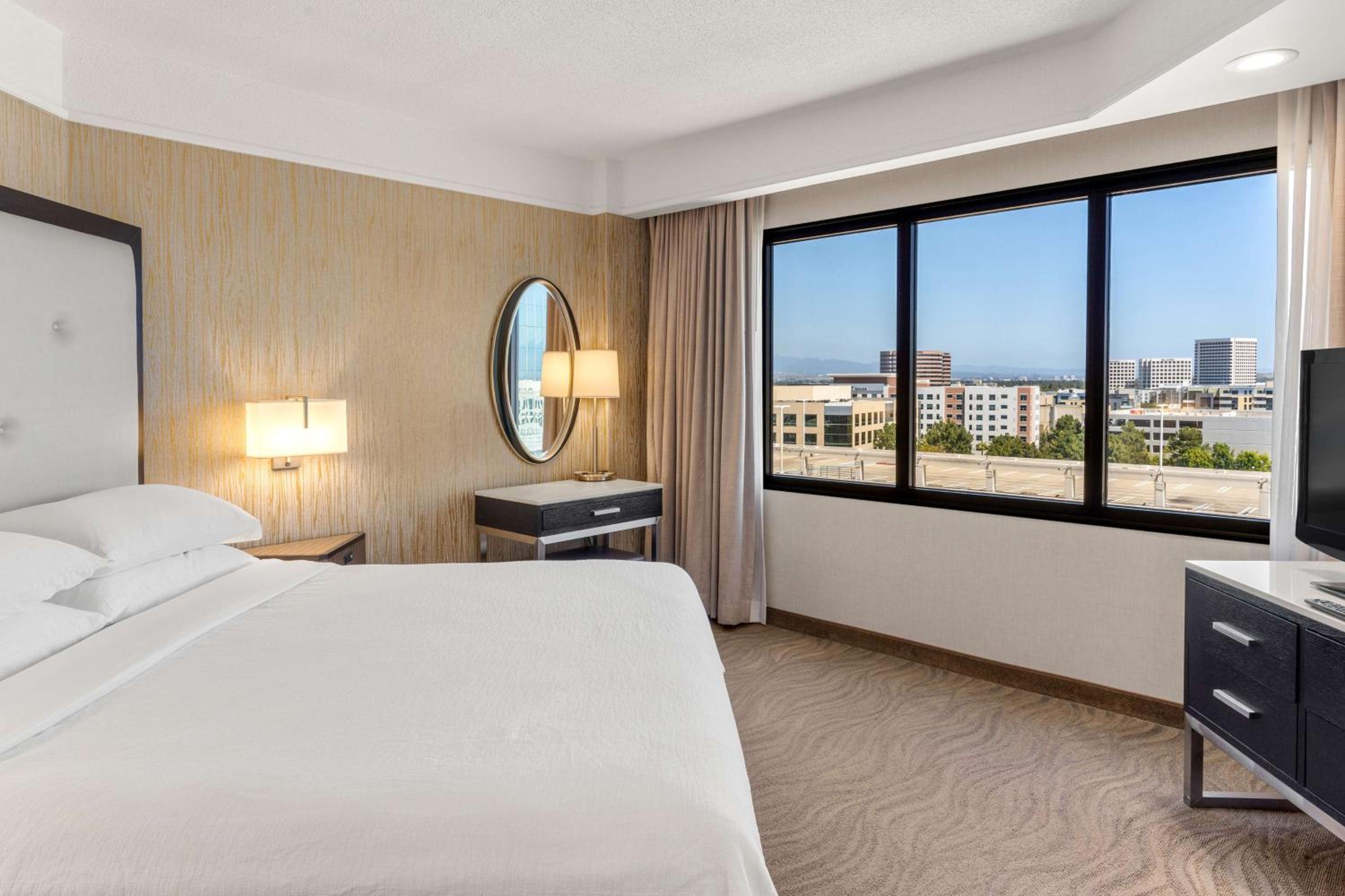 1 Bedroom Suite with King Bed - Non-Smoking - Photo 8