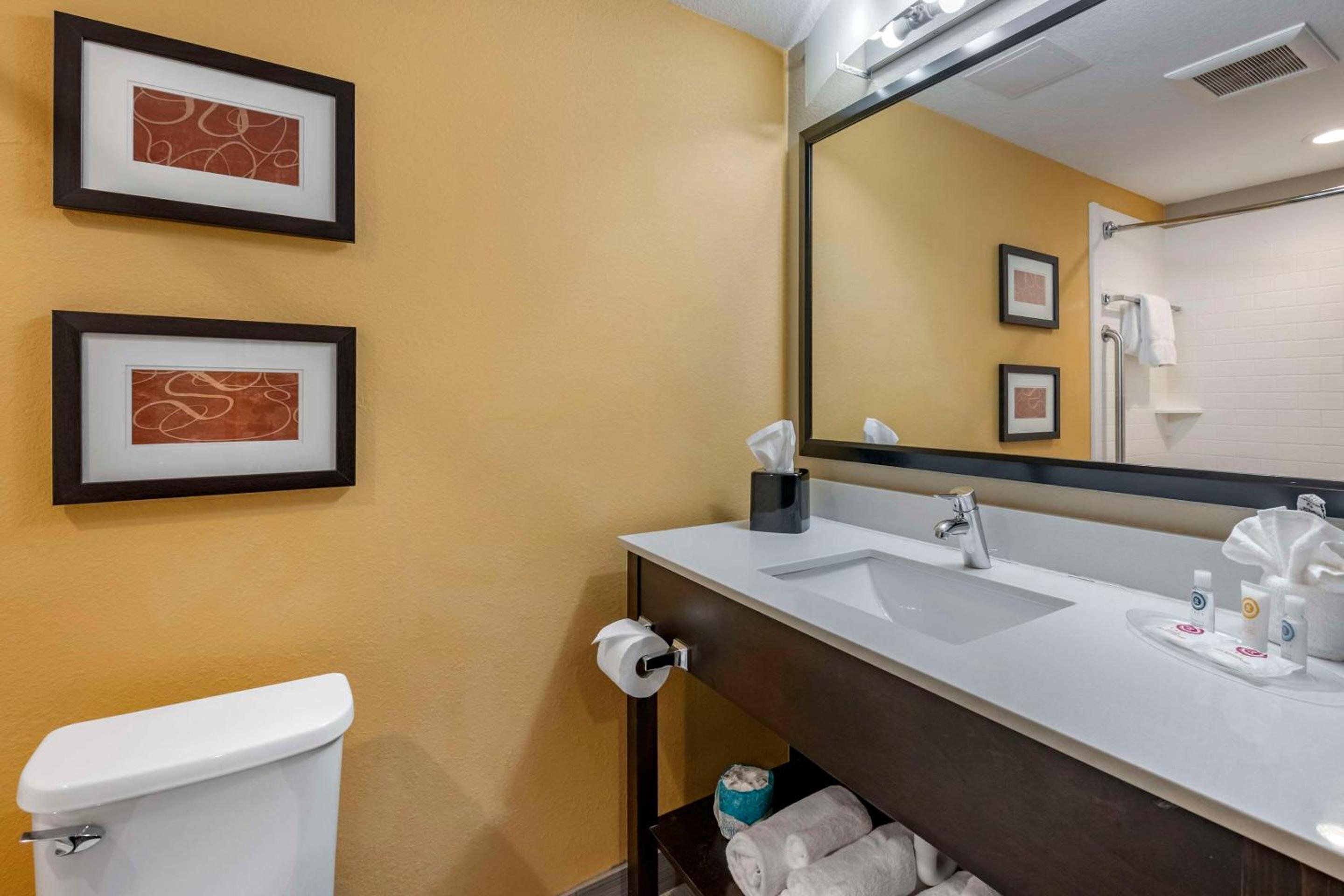 Queen Suite with Two Queen Beds - Non-Smoking photo 2