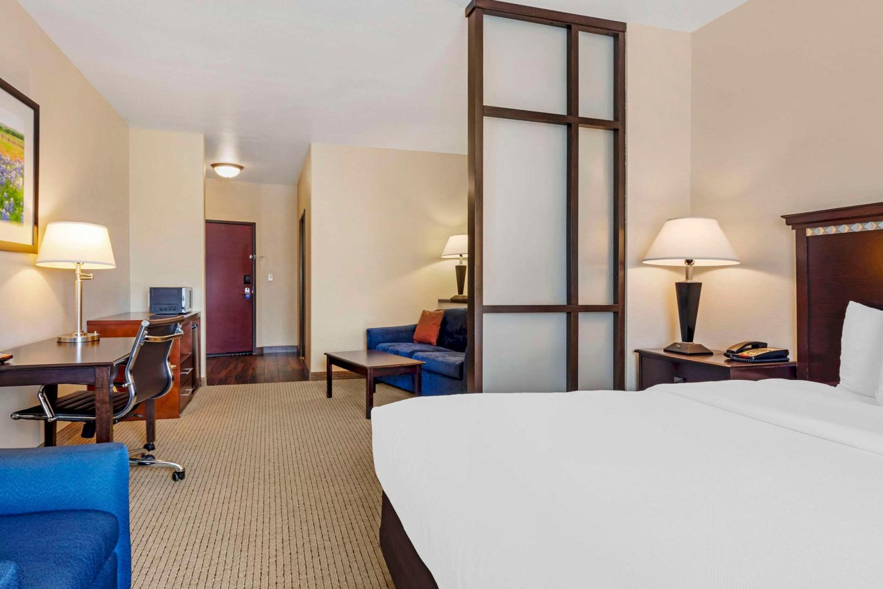King Suite - Disability Access/Non-Smoking - Photo 1