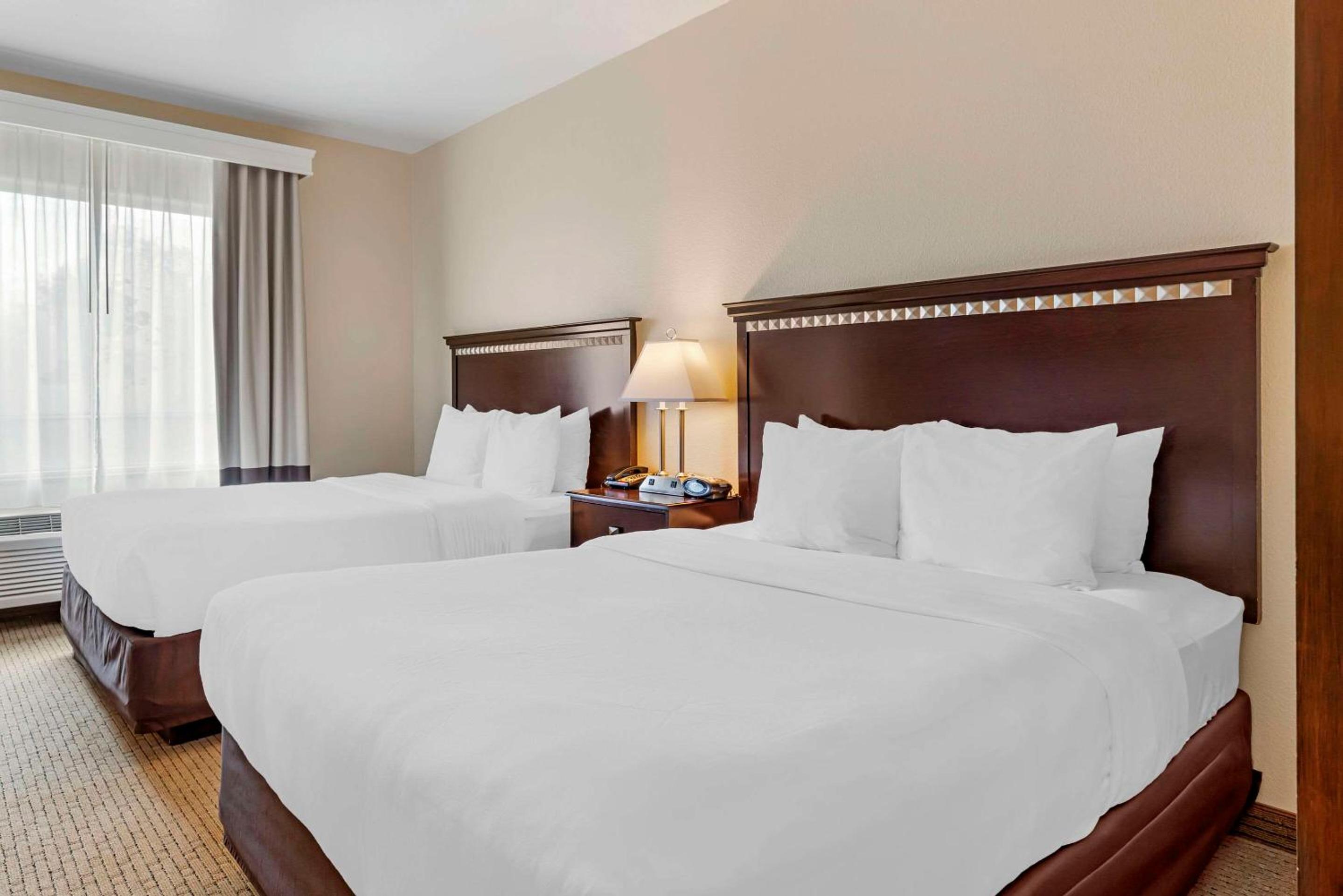 Queen Suite with Two Queen Beds - Non-Smoking - Photo 3