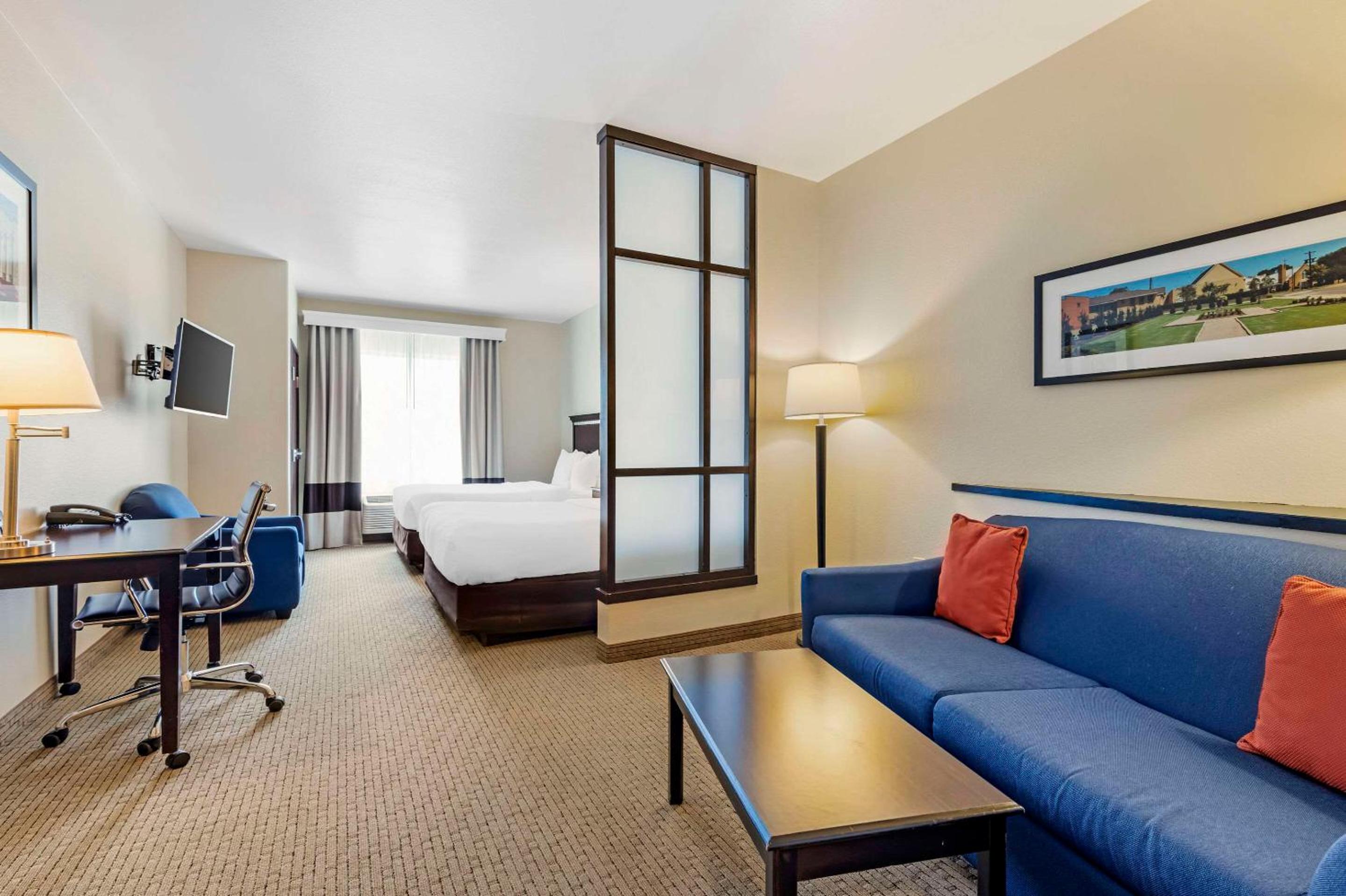 Queen Suite with Two Queen Beds - Non-Smoking - Photo 1