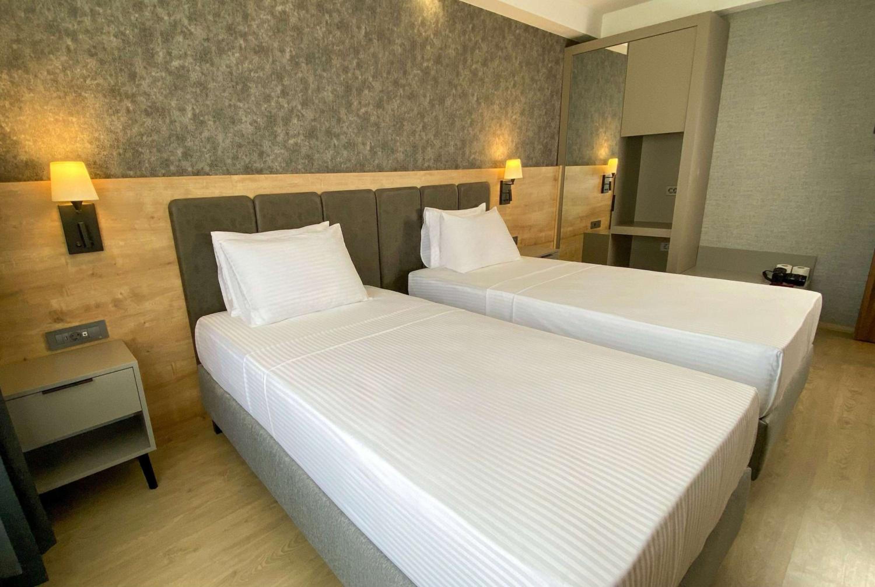 Standard Room with Twin Bed and Land Side - Photo 1