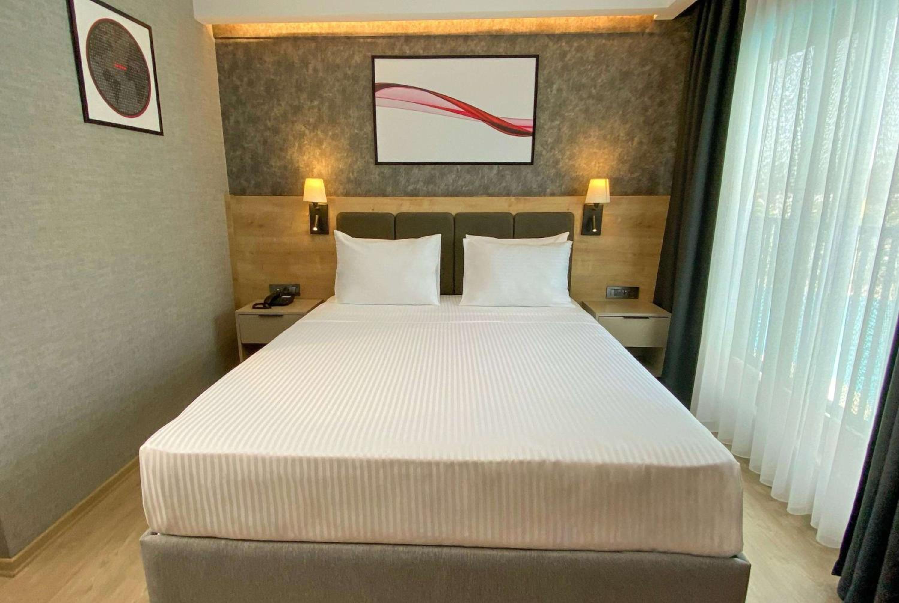 Standard Room with French Bed and Poolside - Photo 1