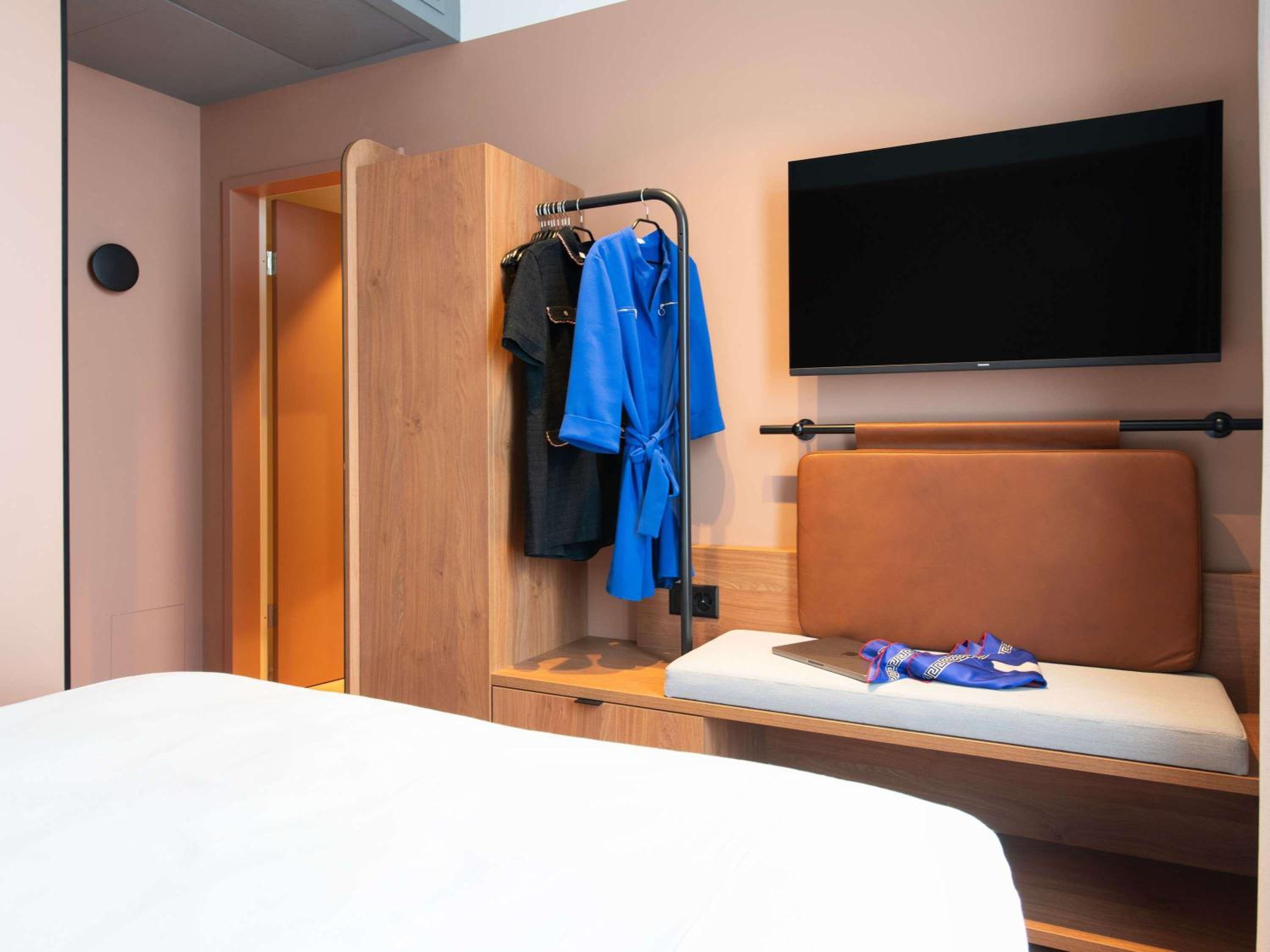 Superior One-Bedroom Apartment - Photo 3