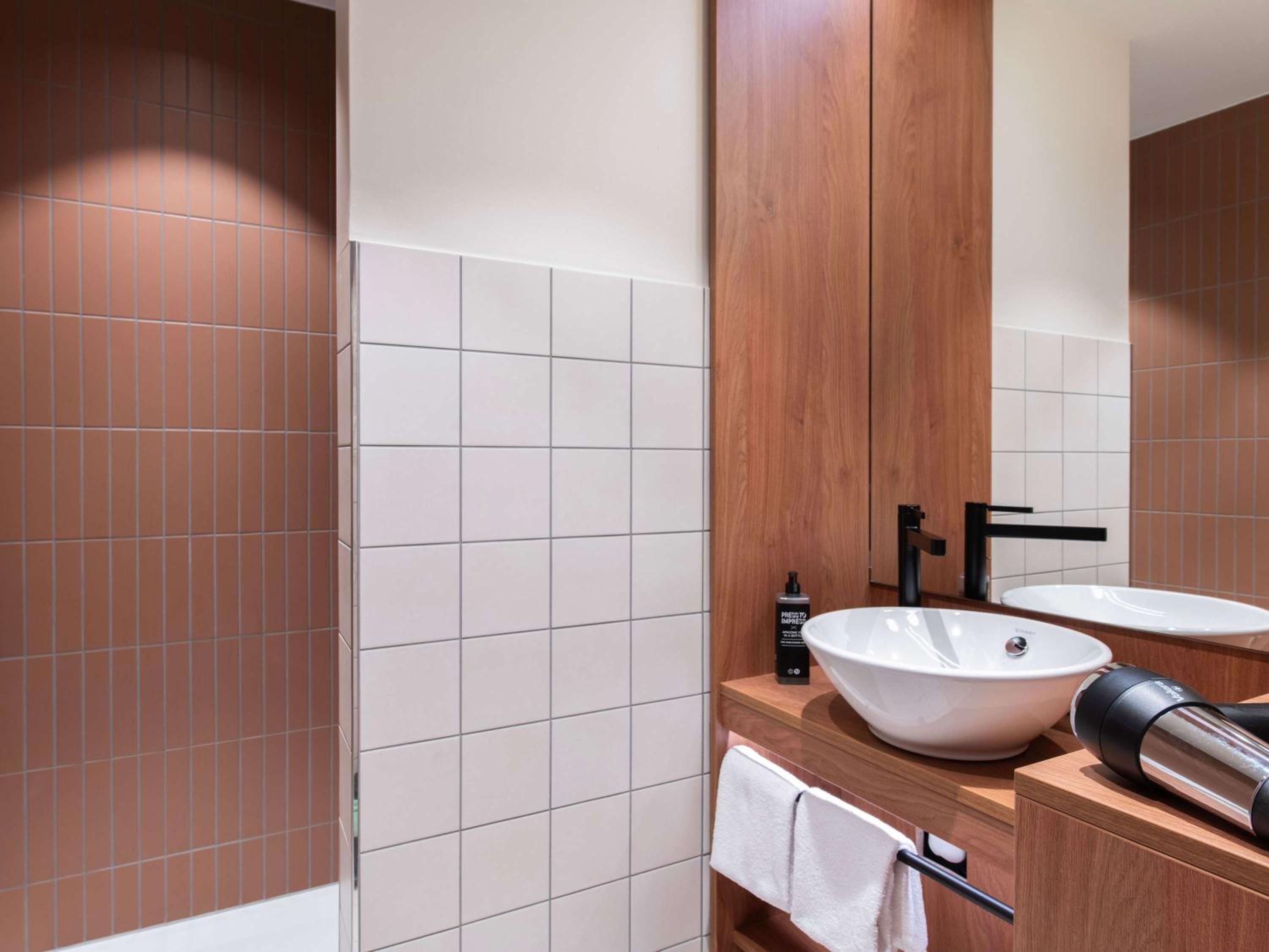 Superior One-Bedroom Apartment - Photo 4