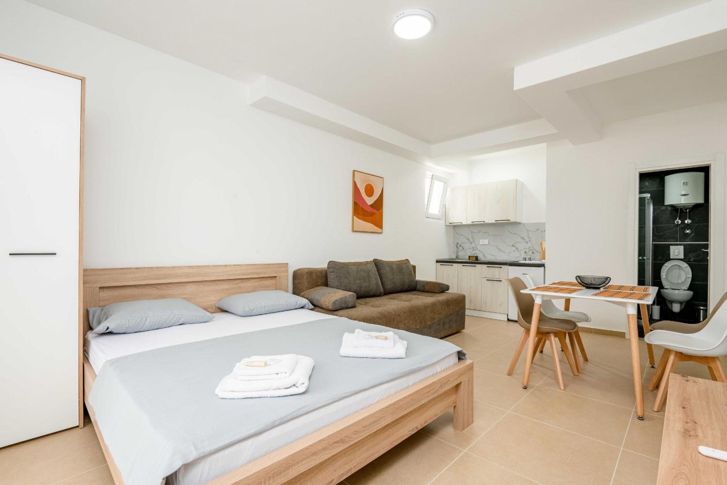 Deluxe Studio Apartment photo 3