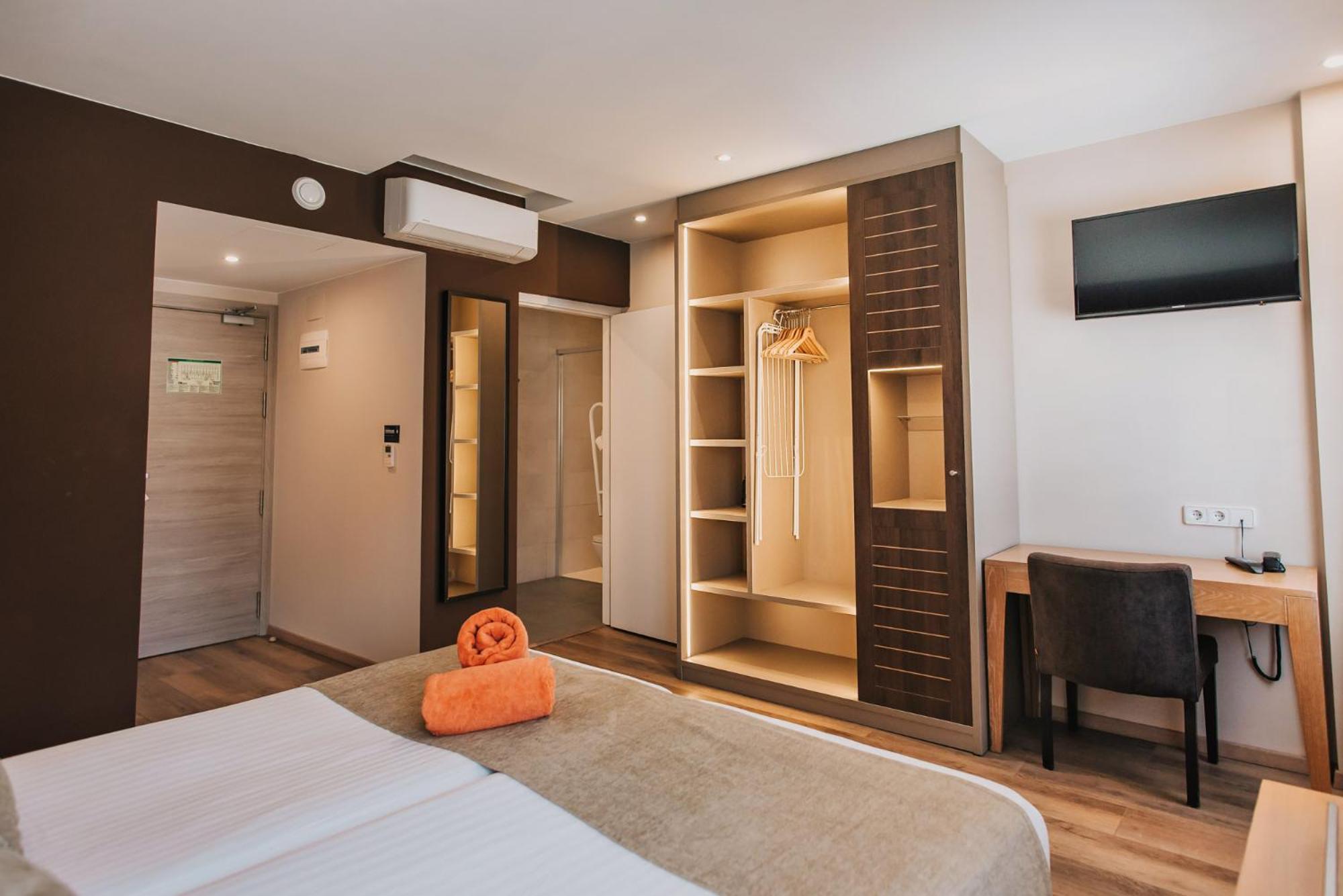 Double or Twin Room - Photo 9