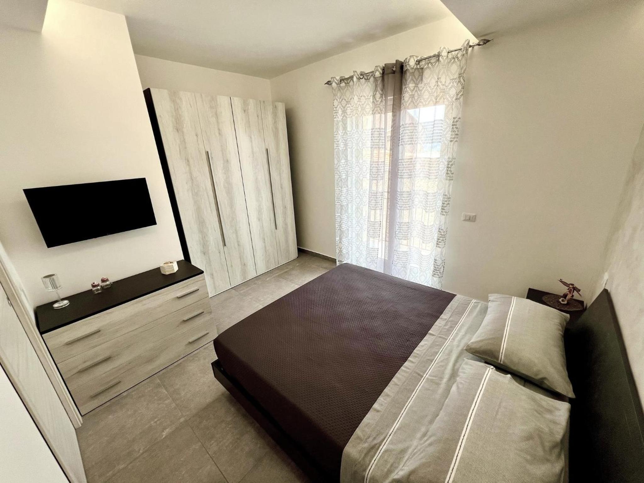 One-Bedroom Apartment photo 1