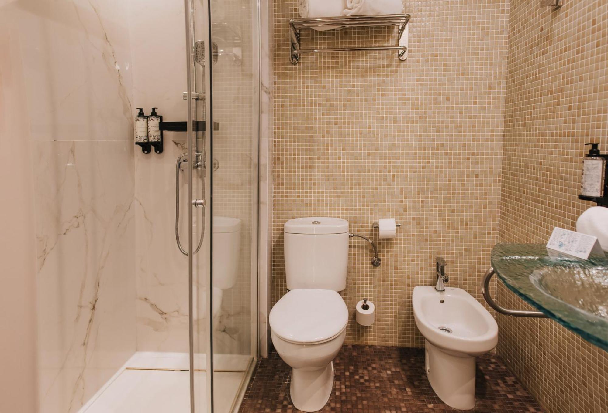 Superior Double or Twin Room with Pool View - Photo 3