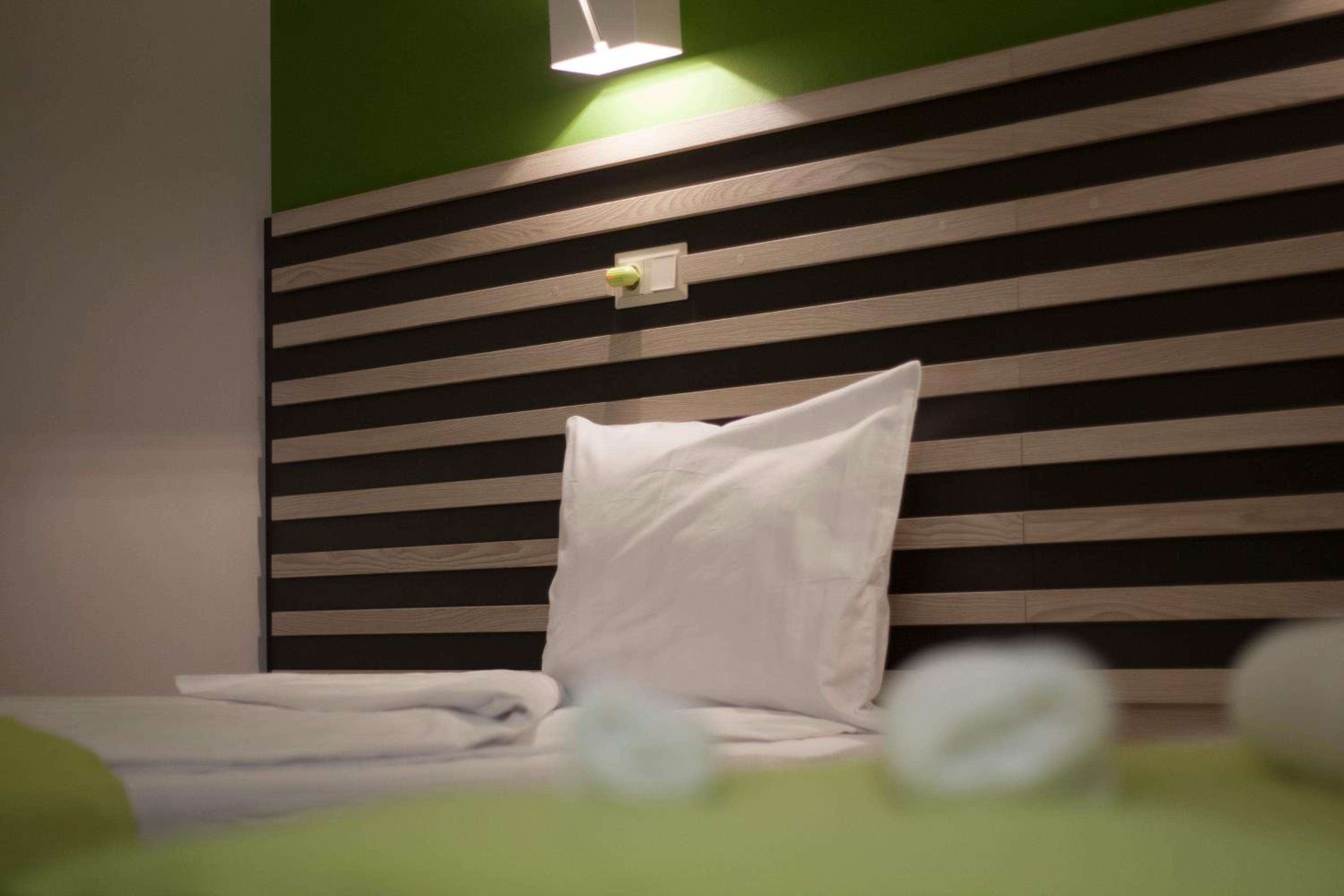 Twin Room with Balcony - Photo 3