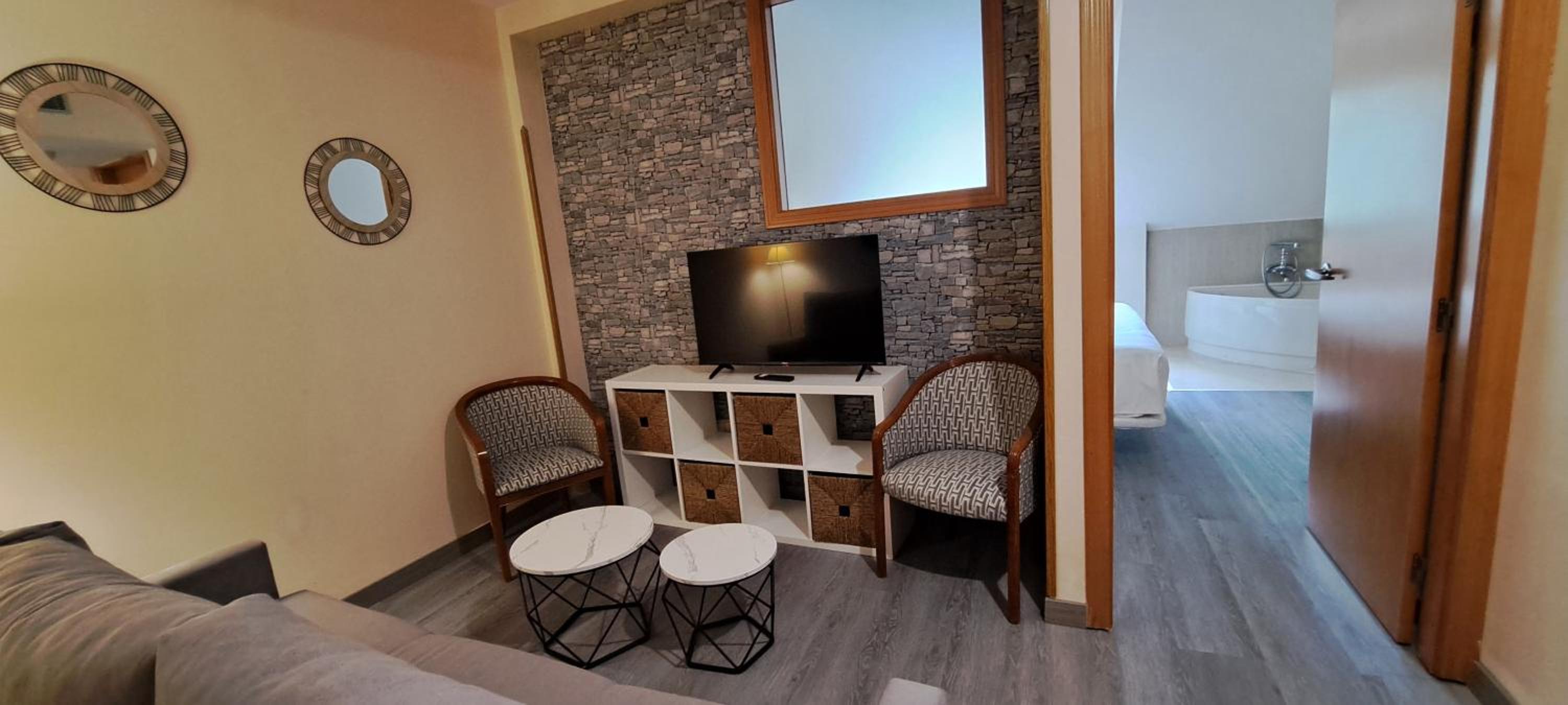 Deluxe Suite with Spa Bath - Photo 6