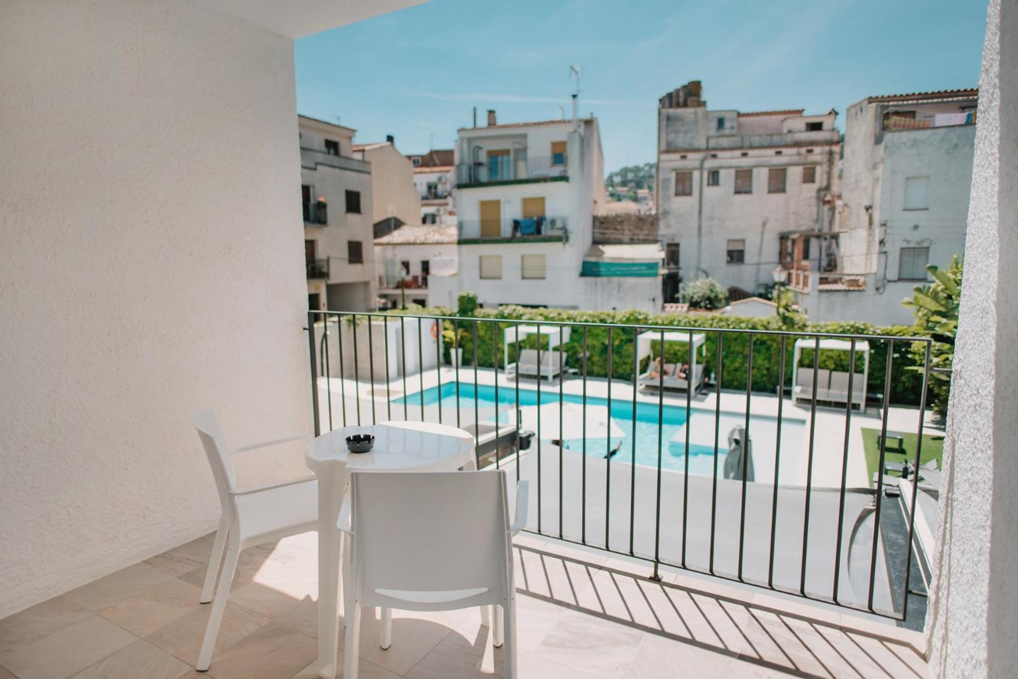 Superior Double or Twin Room with Pool View - Photo 10