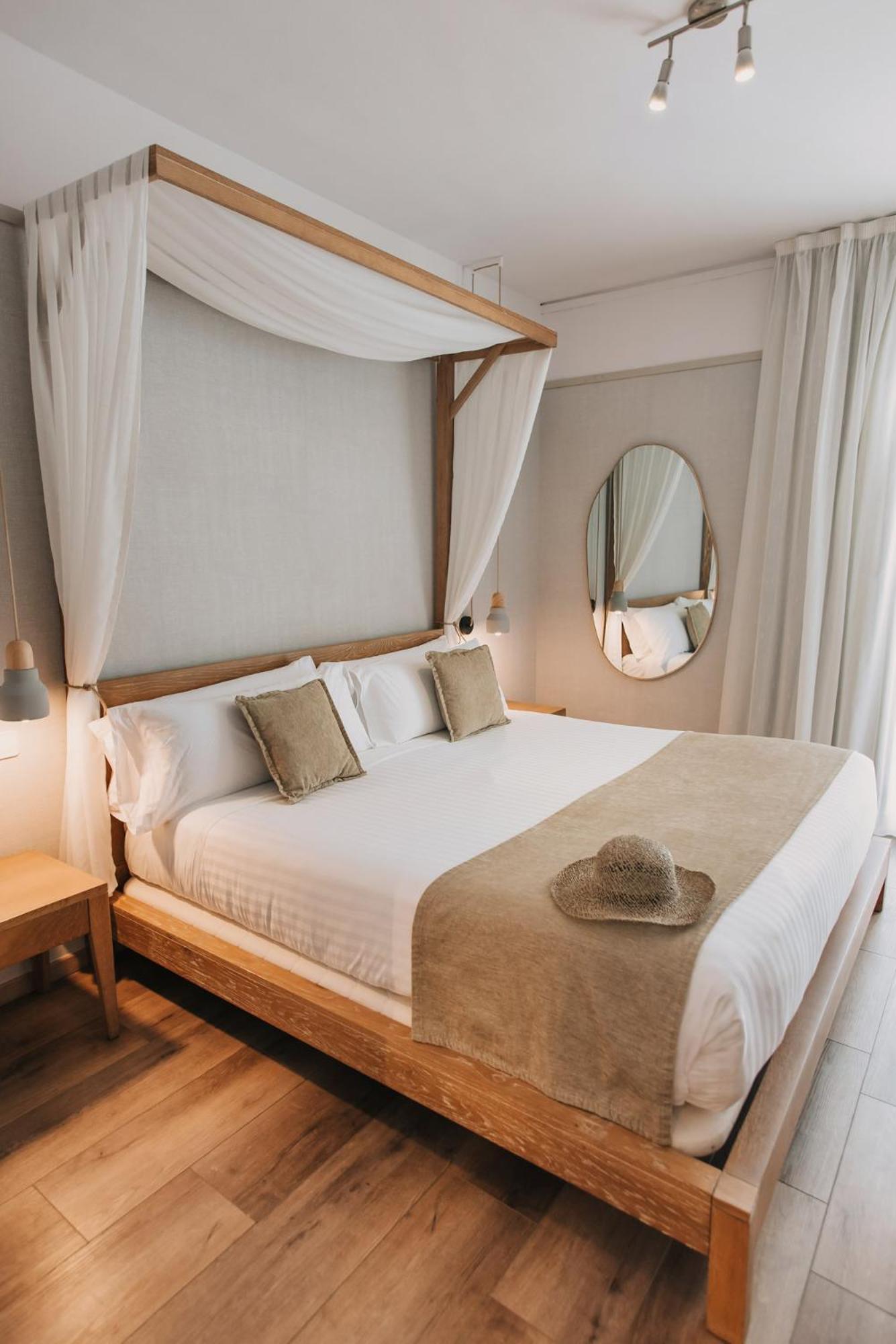 Superior Double or Twin Room with Pool View - Photo 7