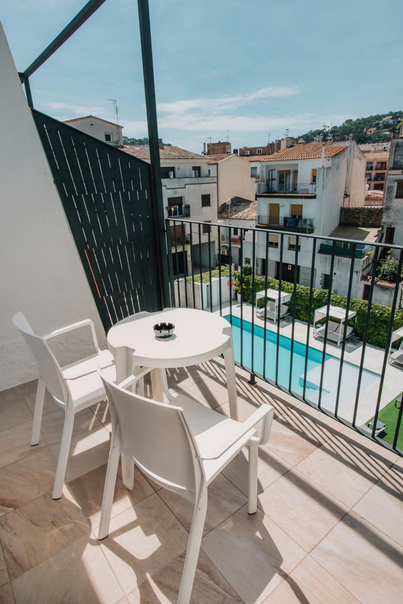 Superior Double or Twin Room with Pool View - Photo 11