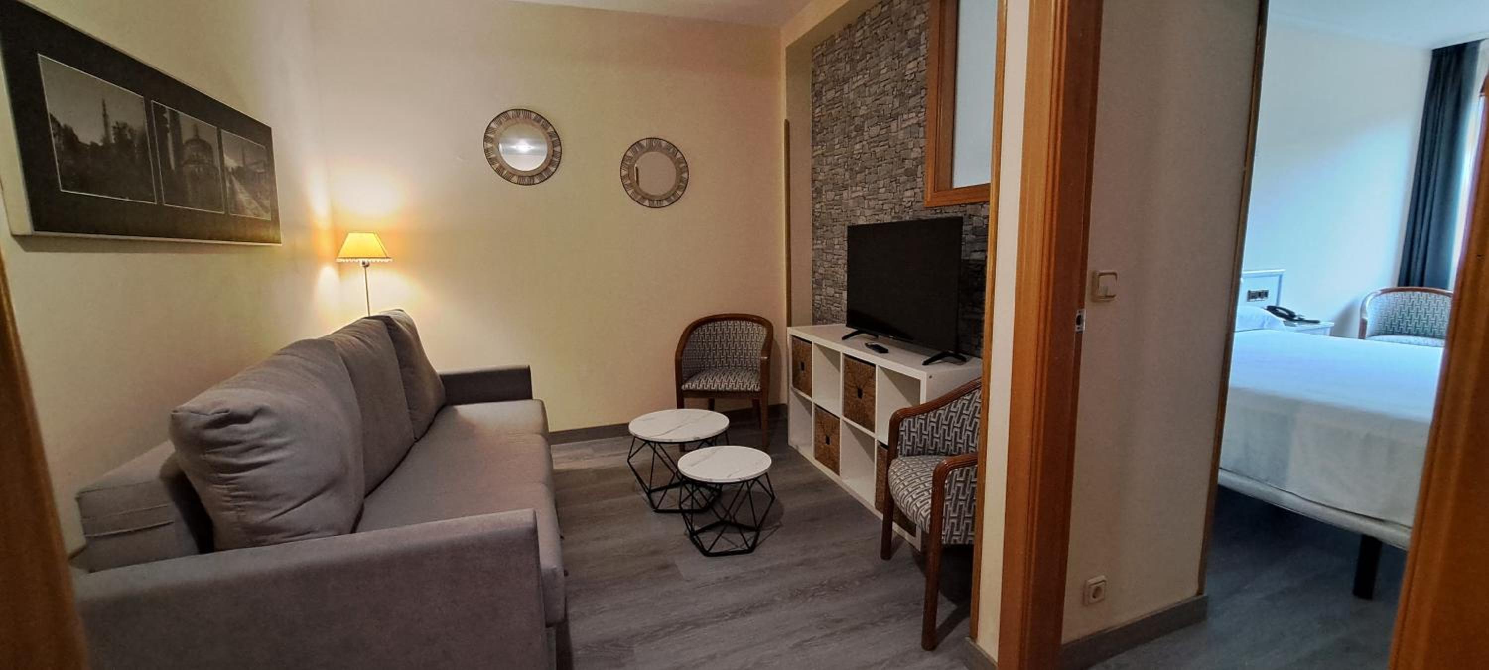 Deluxe Suite with Spa Bath - Photo 3