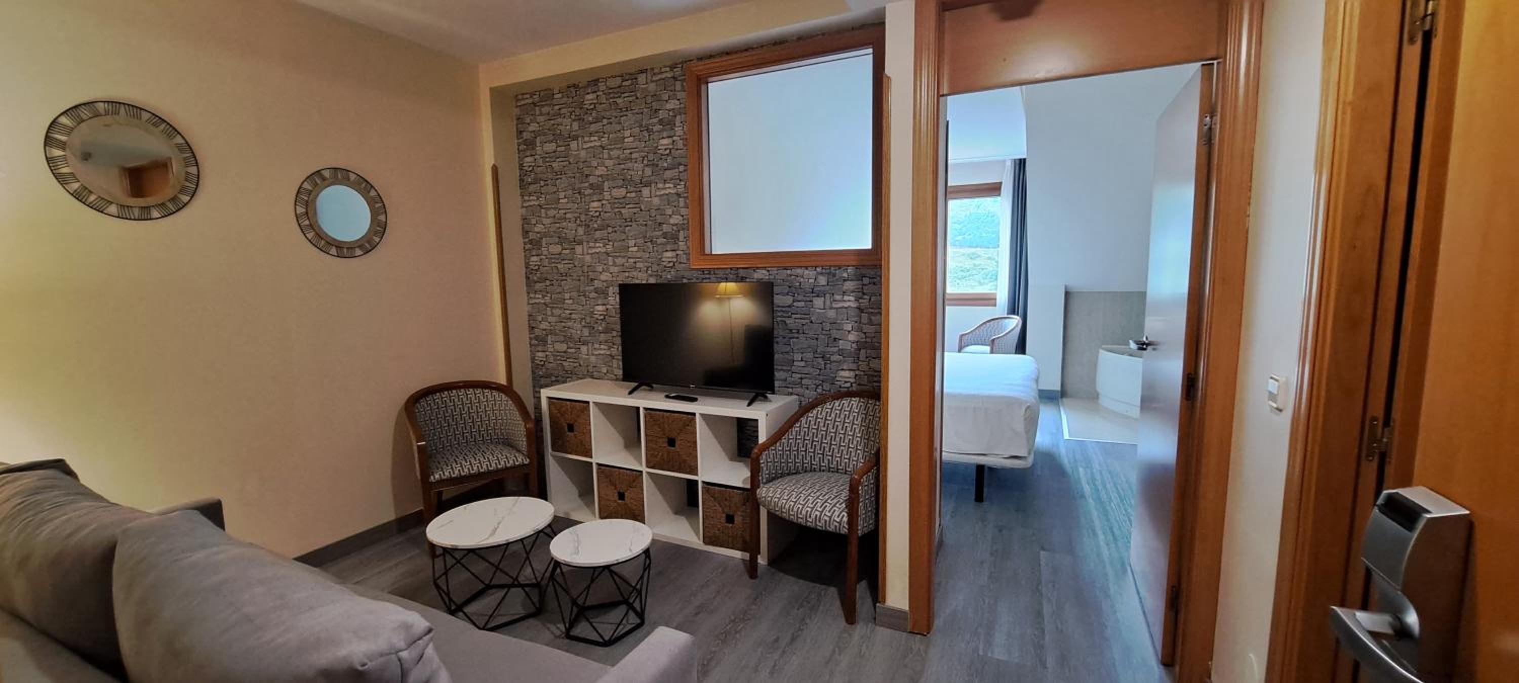 Deluxe Suite with Spa Bath - Photo 2