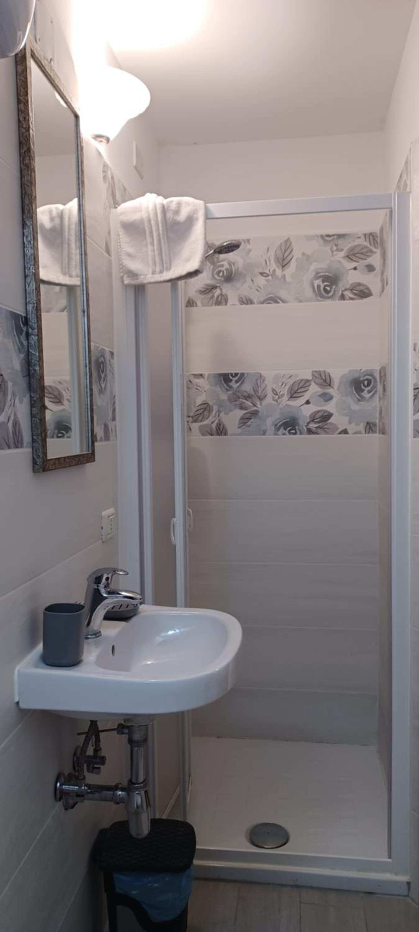 Double Room with Private Bathroom - Photo 10