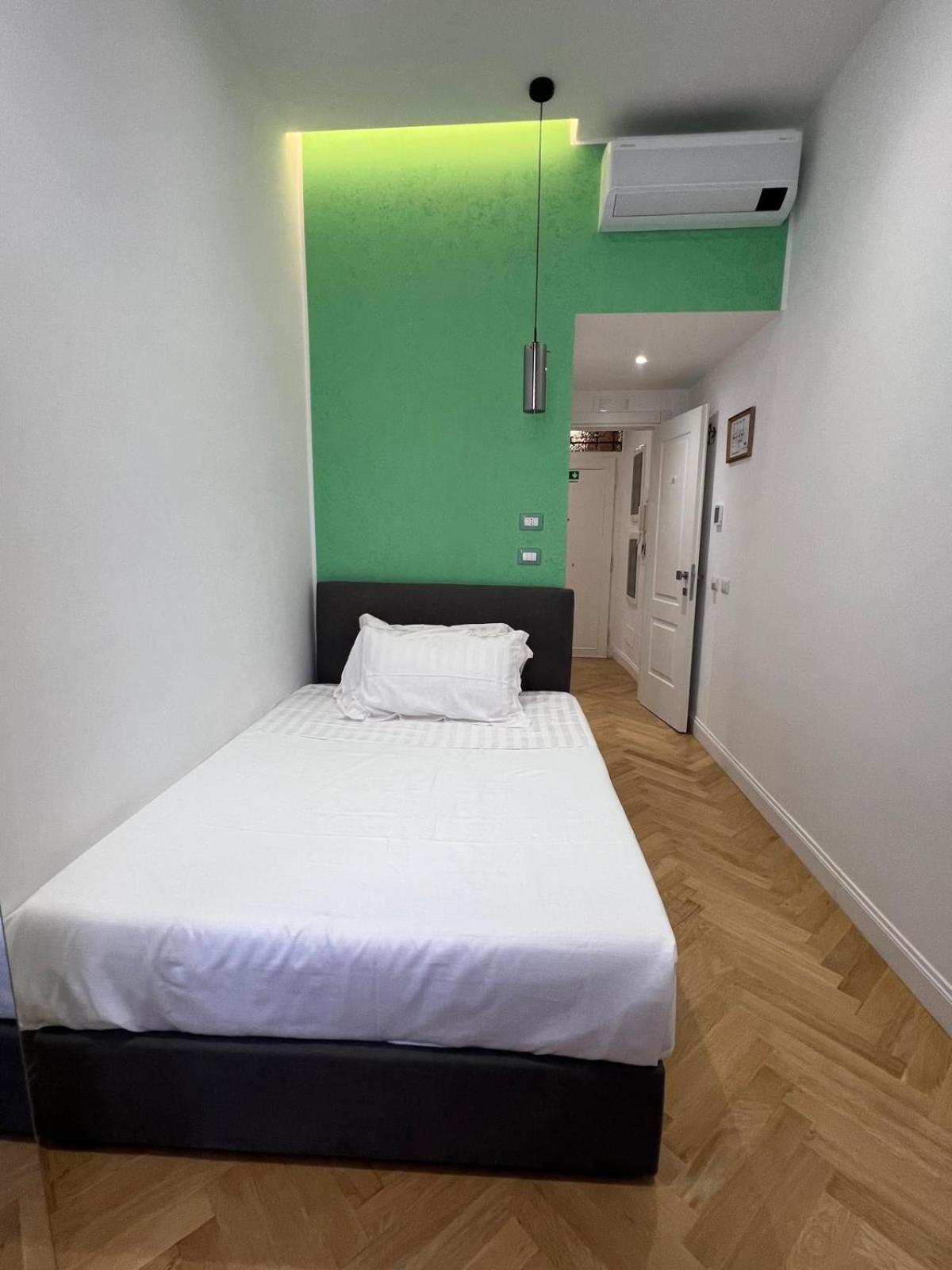 Single Room with Bathroom photo 1