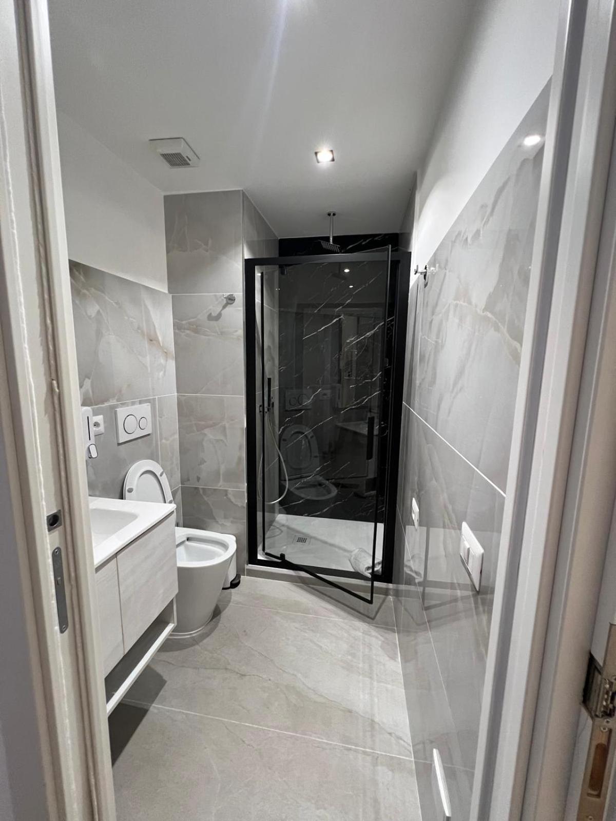Single Room with Bathroom photo 2