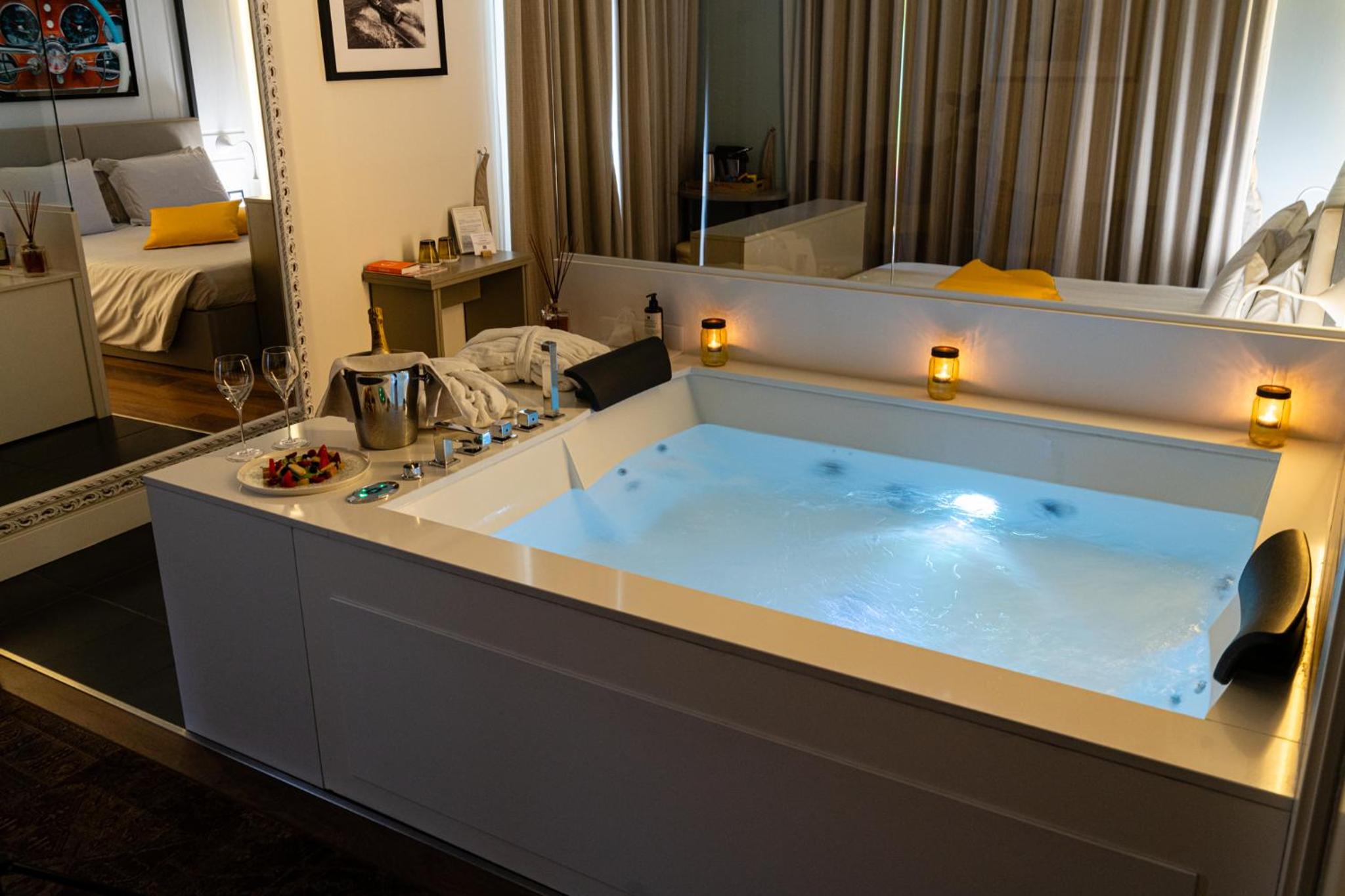 Junior Suite with Hot Tub photo 2