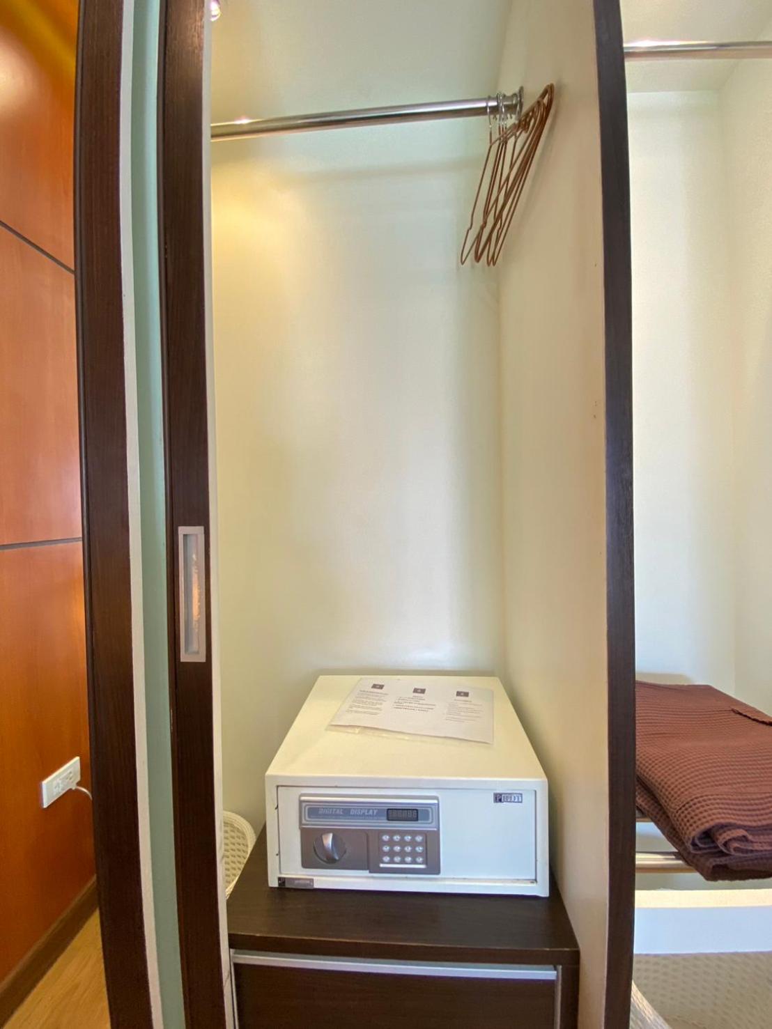 King Room with Roll-In Shower - Disability Access
