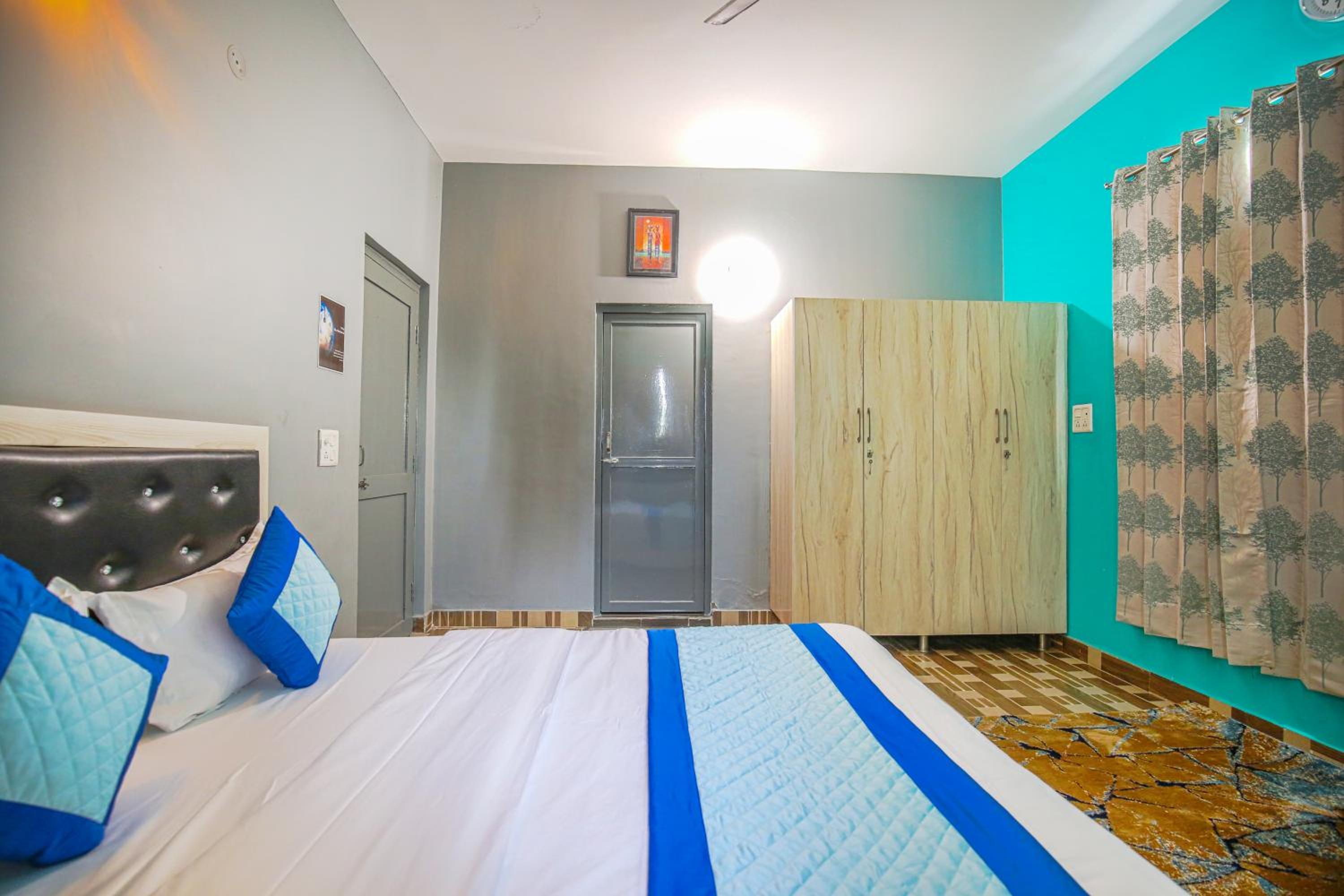 Deluxe King Room photo 3